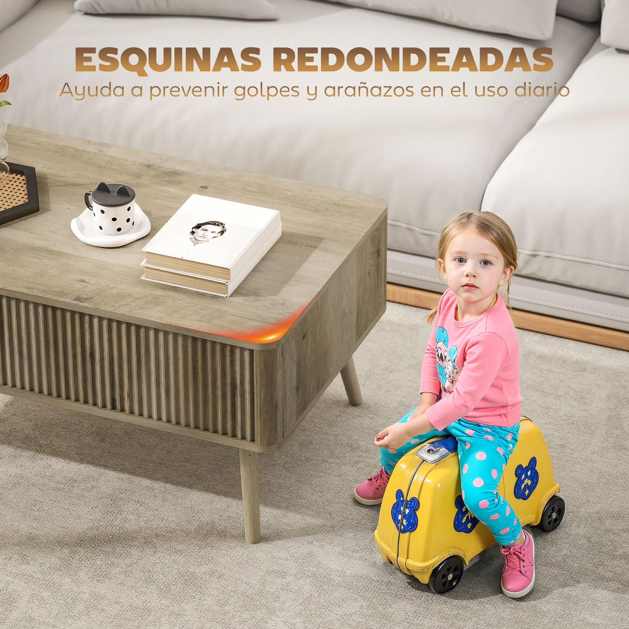 Una niña pequeña se sienta en una maleta amarilla junto a una mesa de centro.