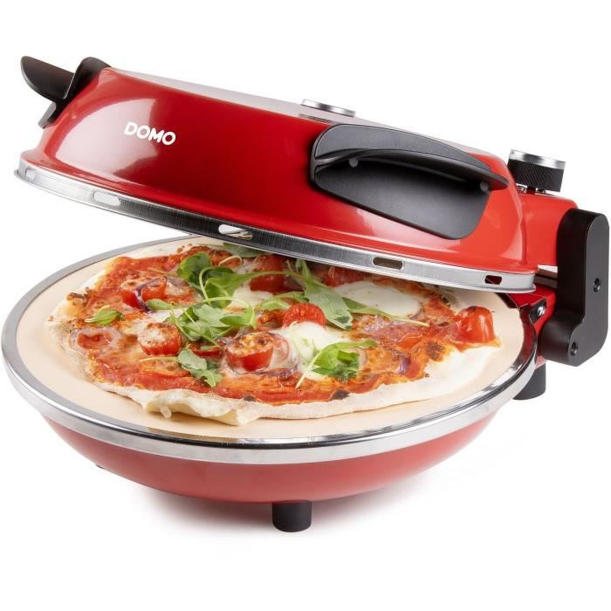 Un four à pizza rouge Domo avec une pizza à l'intérieur, garnie de tomates, fromage et basilic.