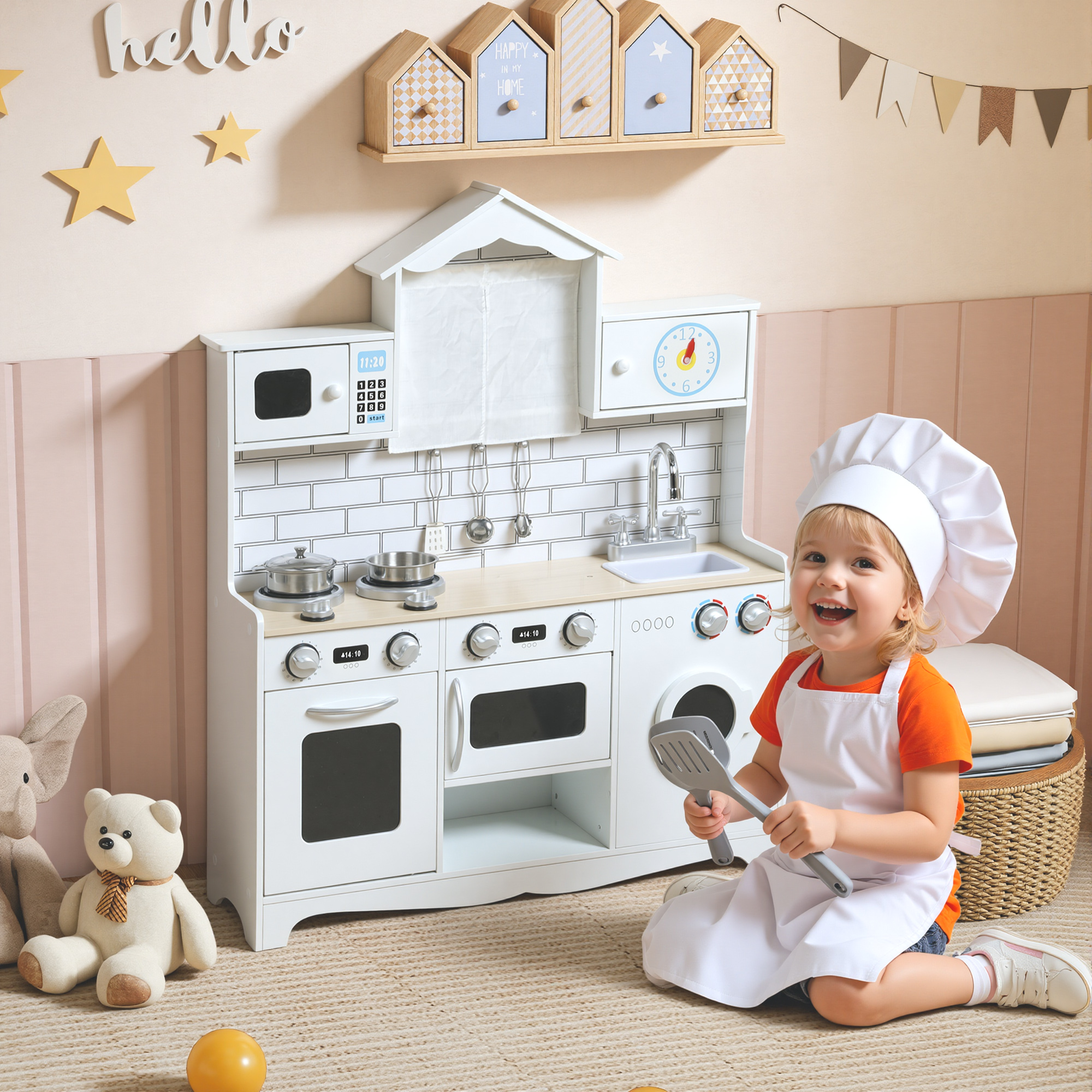 Una niña pequeña vestida de chef juega con una cocinita de juguete.