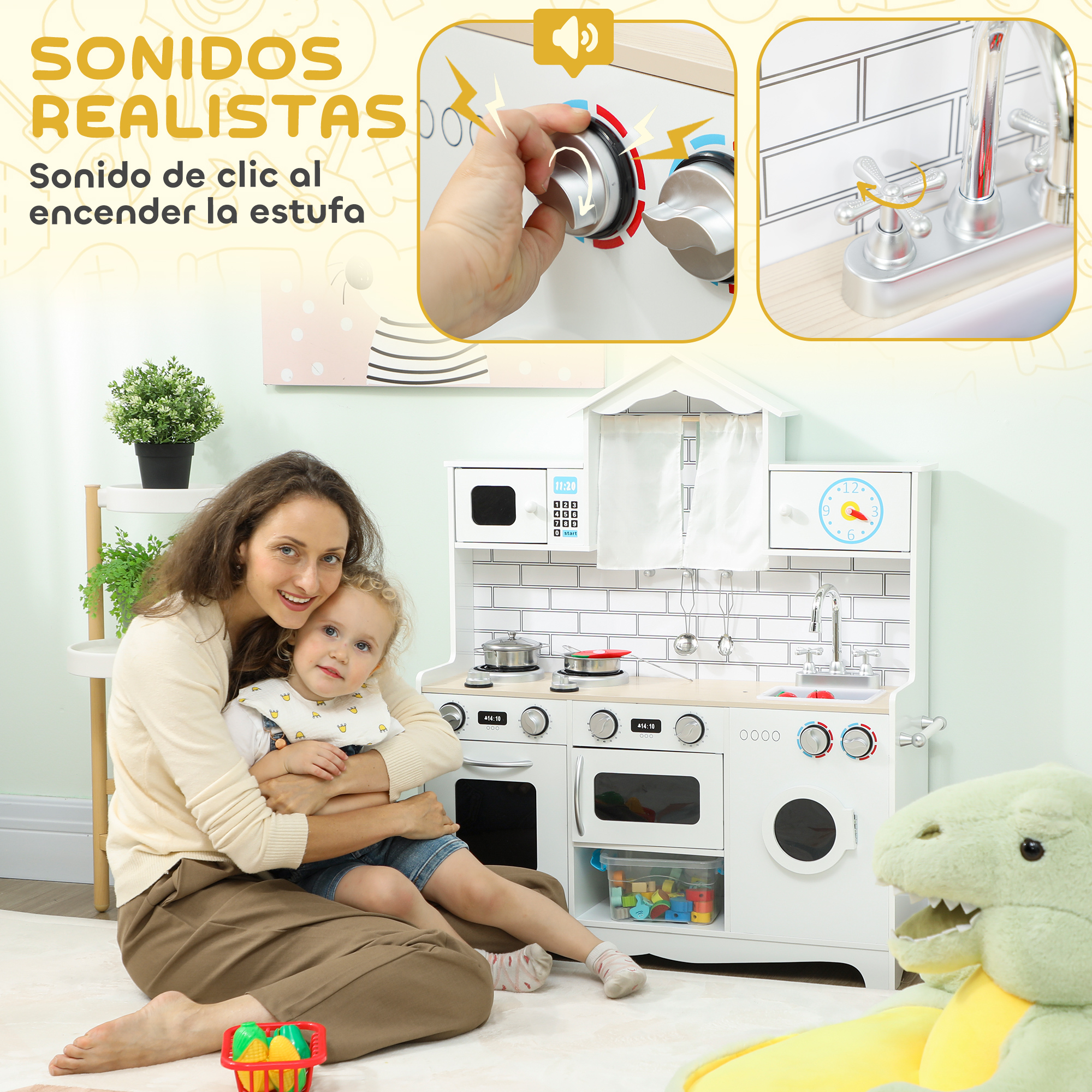 Madre e hija se abrazan frente a una cocina de juguete, un peluche de dinosaurio al frente.