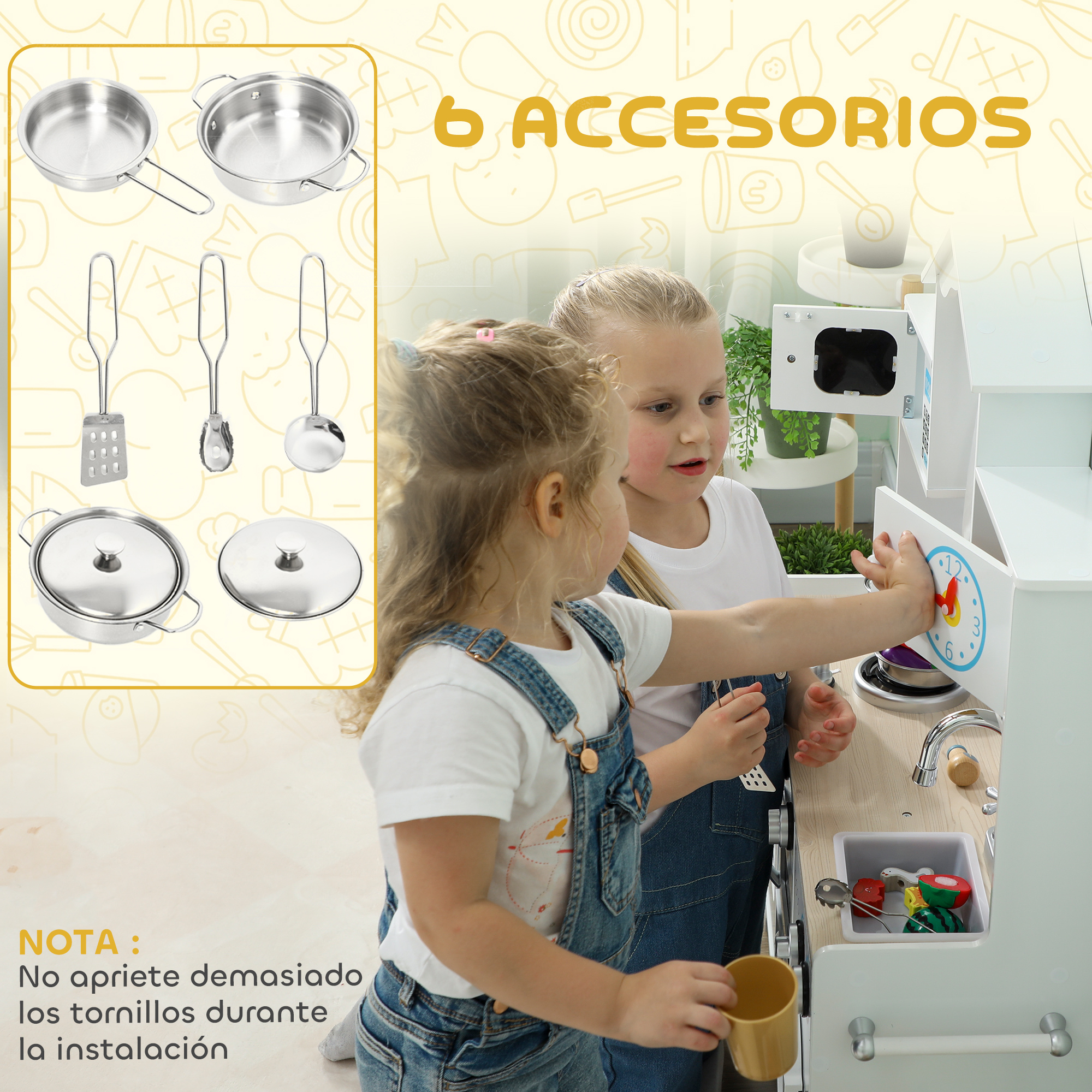 Dos niños juegan con una cocina de juguete y utensilios de metal.