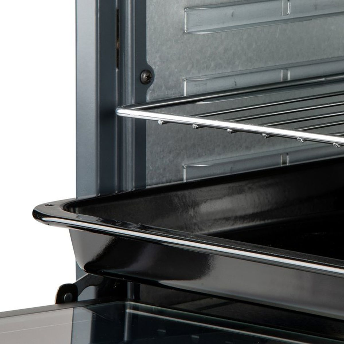 Vue intérieure d'un four avec une grille et un plateau d'égouttage noir.
