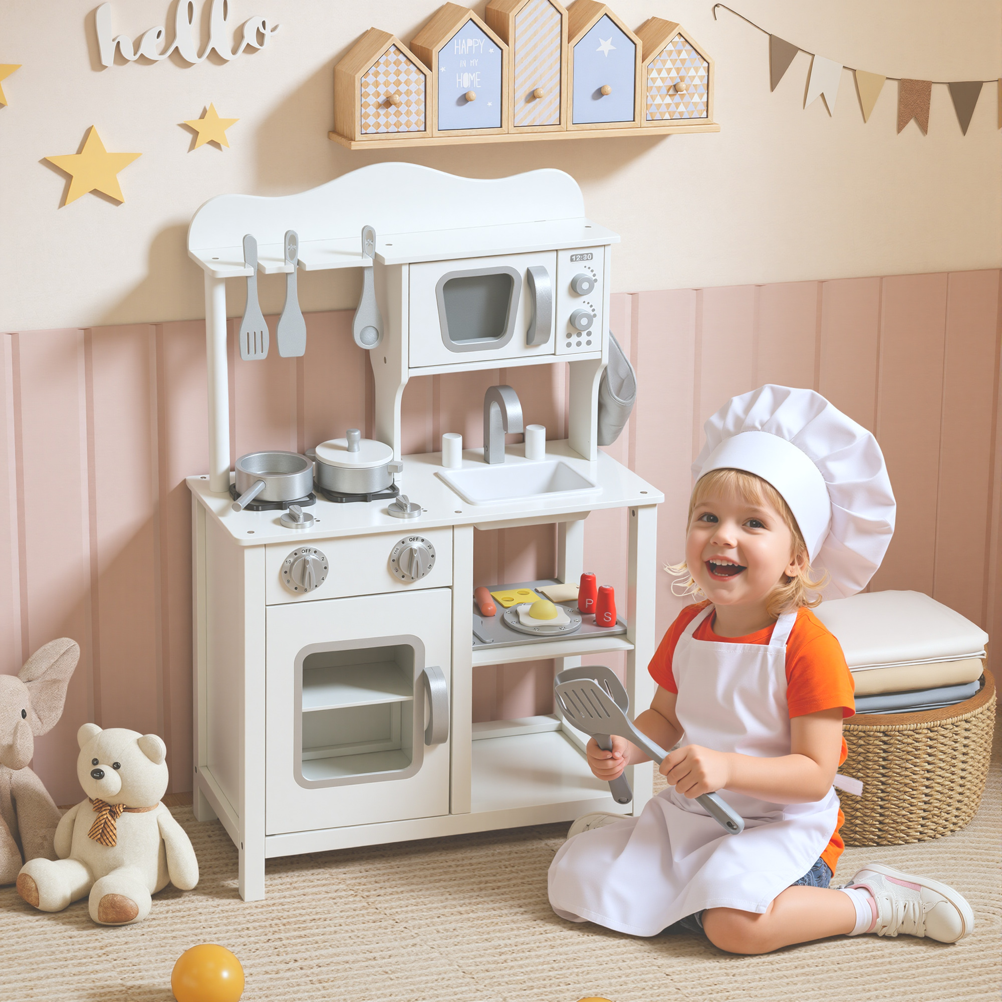 Un niño con atuendo de chef se sienta junto a una cocina de juguete con ositos de peluche.