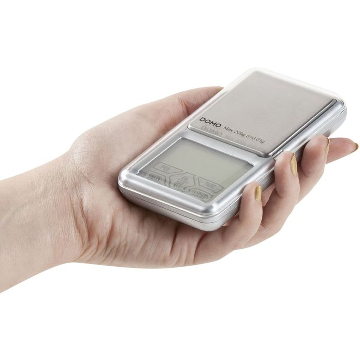 Eine Hand hält eine silberne Digitalwaage mit einem Display und Tasten.