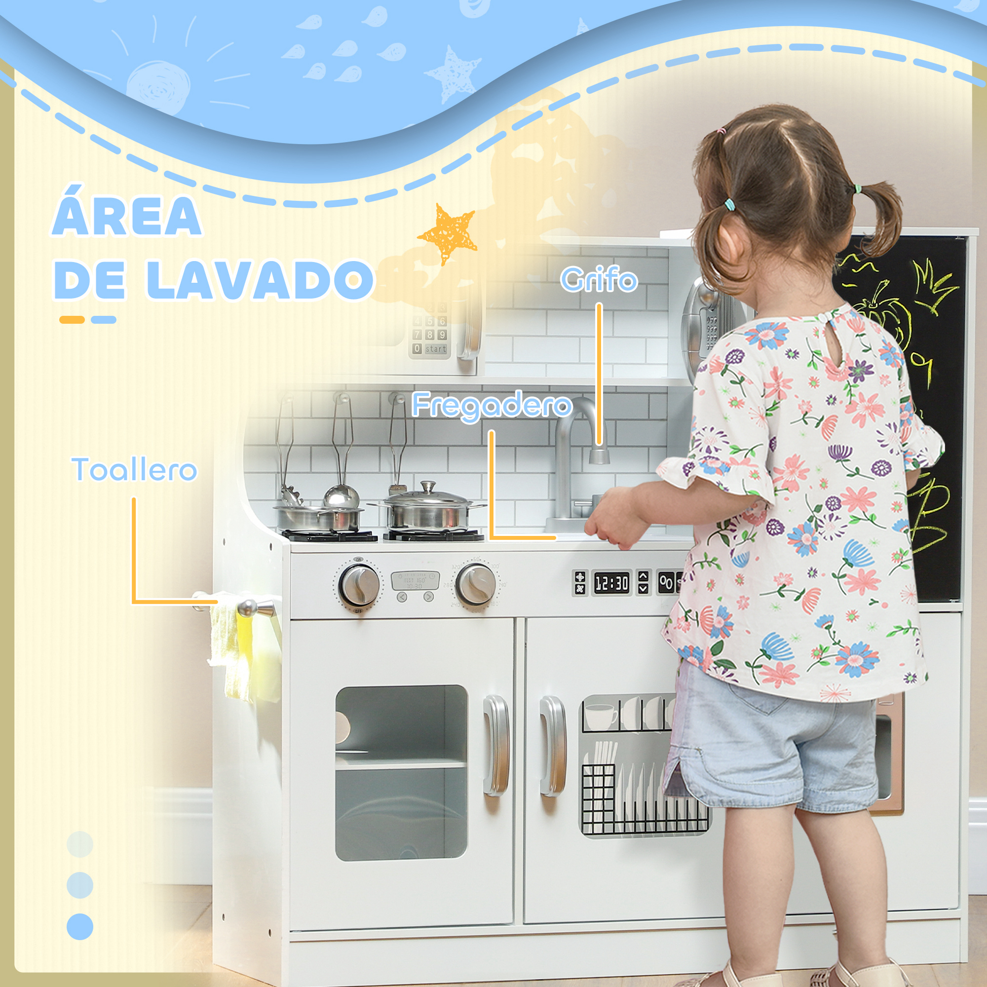 Una niña pequeña juega en una cocina de juguete blanca con utensilios.
