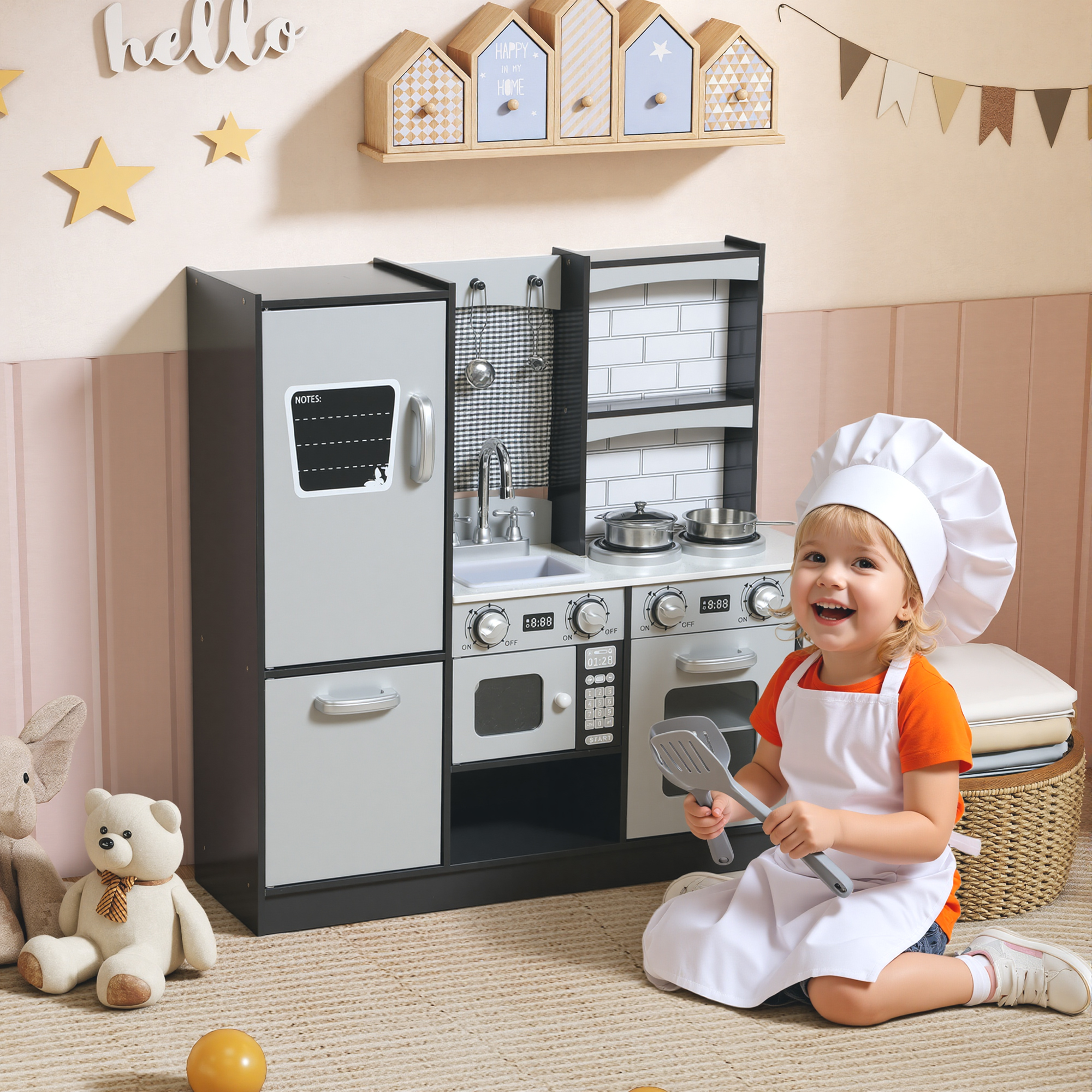 Una niña feliz vestida de chef se sienta frente a una cocina de juguete.