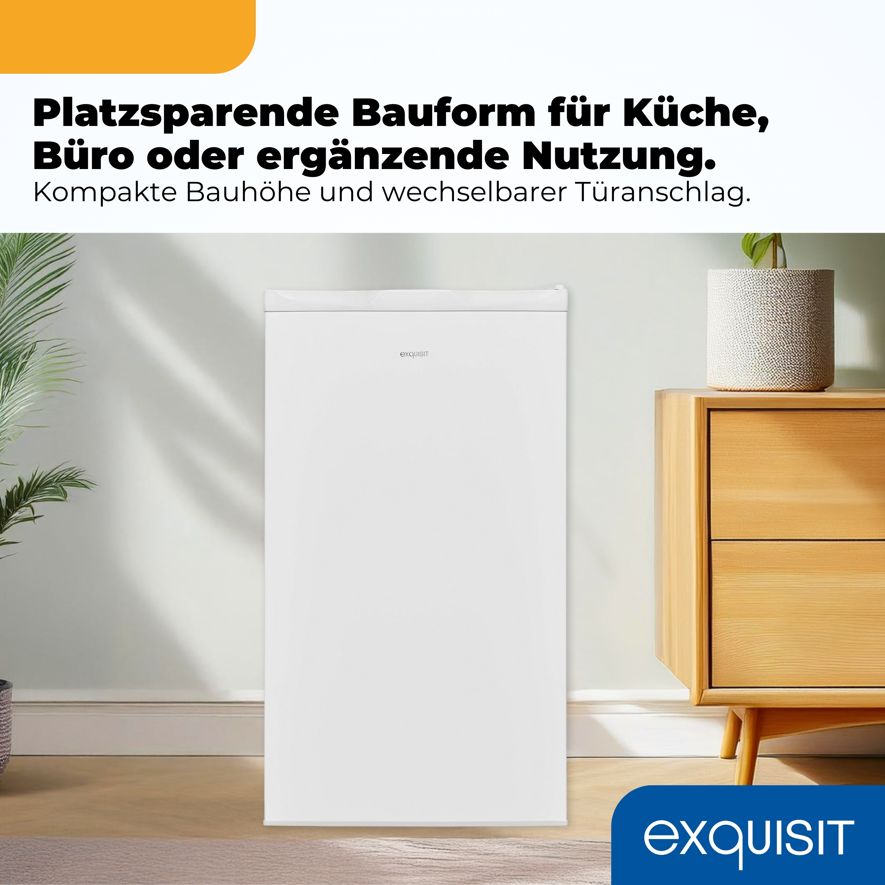 Ein weißer Kühlschrank steht neben einer Holzkommode mit Topfpflanzen.