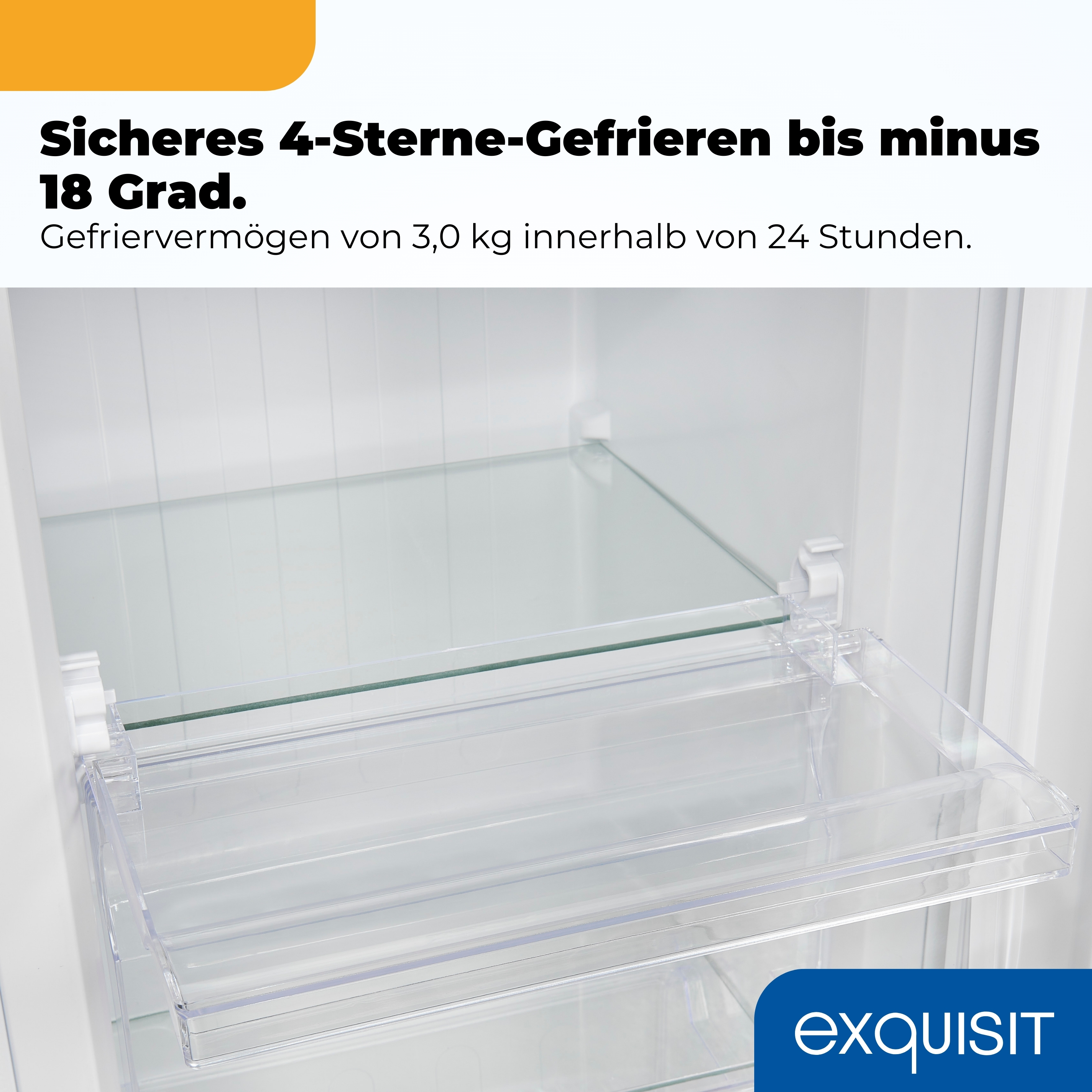 Innenansicht eines Kühlschranks mit Glasablagen und Schubladen.
