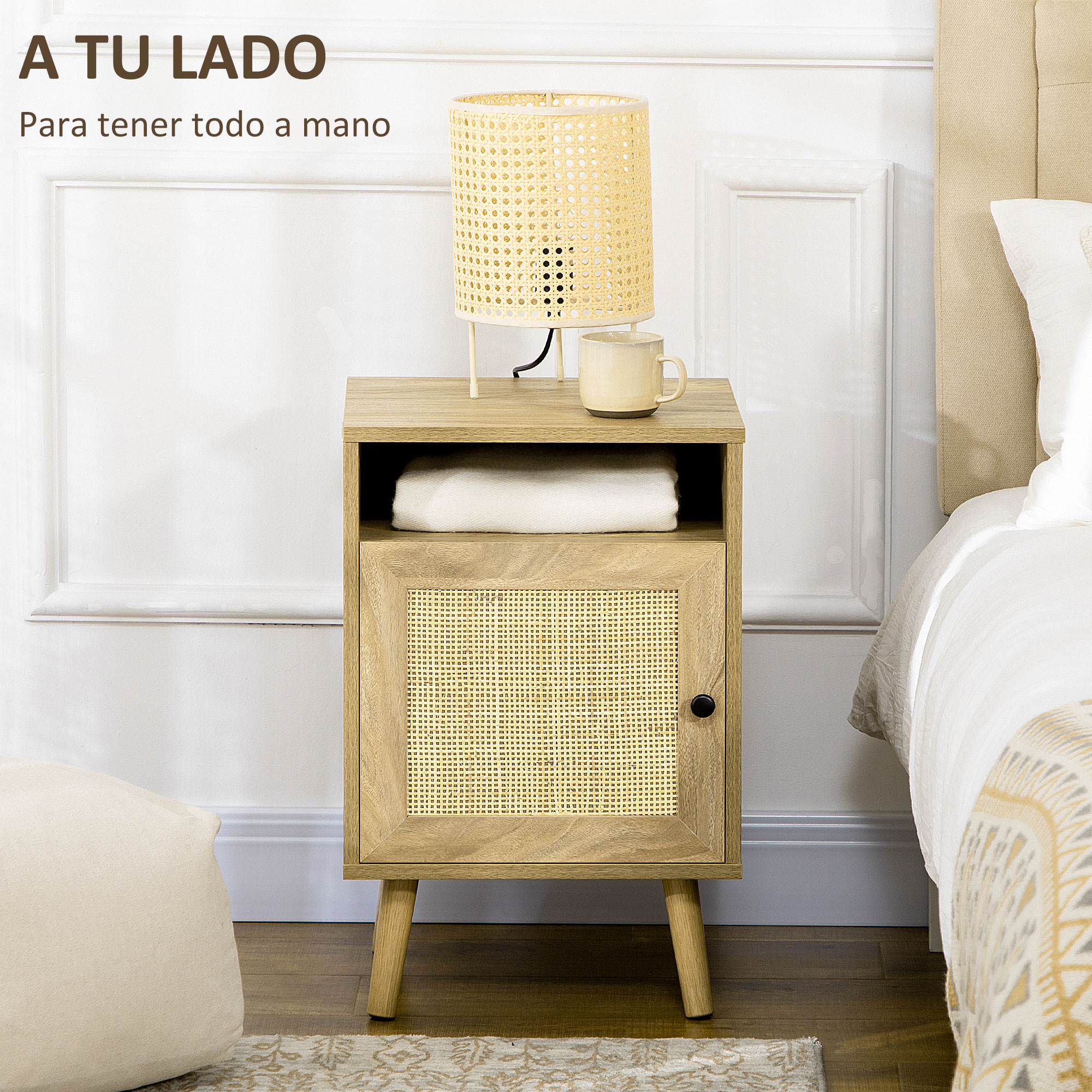 Mesita de noche de madera con puerta de ratán, lámpara y taza.