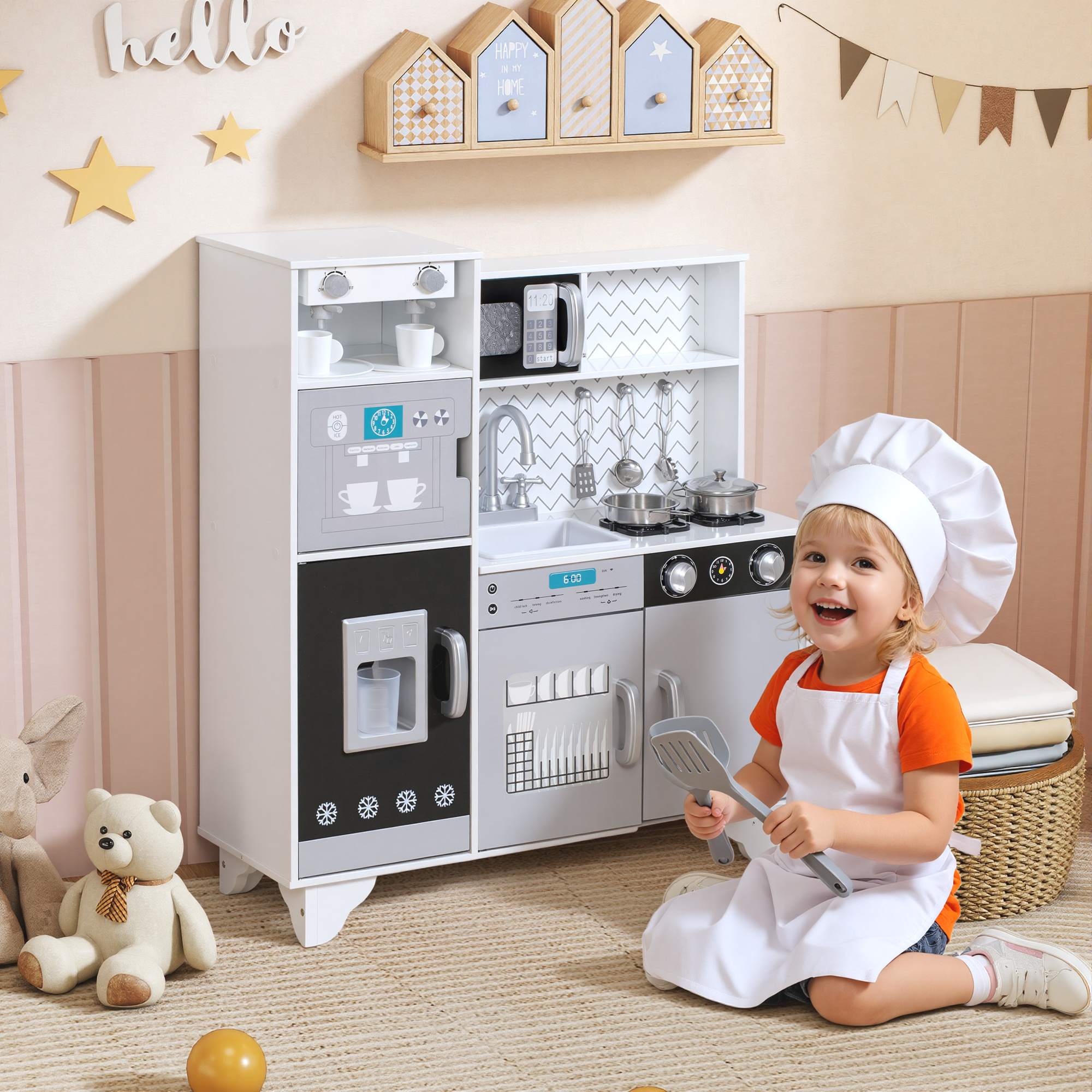 Un niño sonriente con atuendo de chef juega con una cocina de juguete, sosteniendo utensilios.