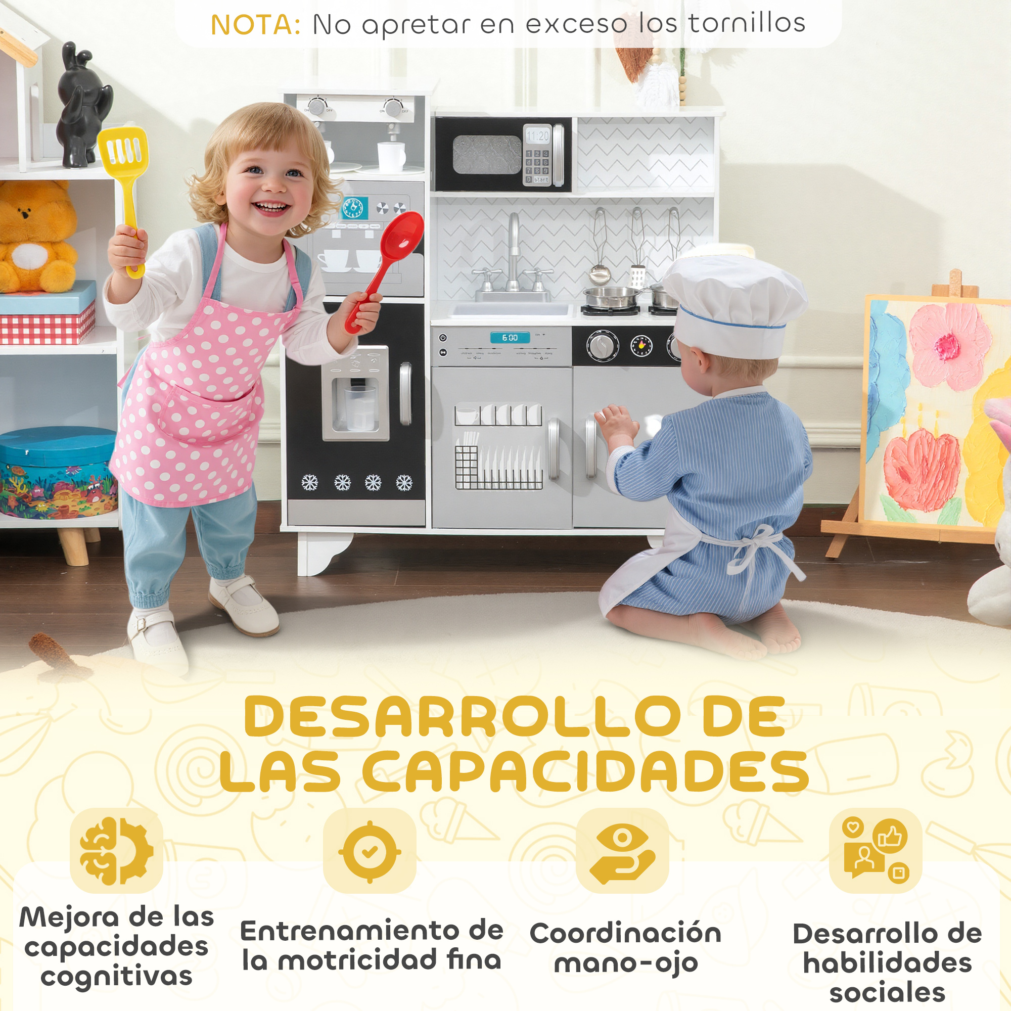 Dos niños juegan con una cocina de juguete. Una niña sostiene un utensilio amarillo.