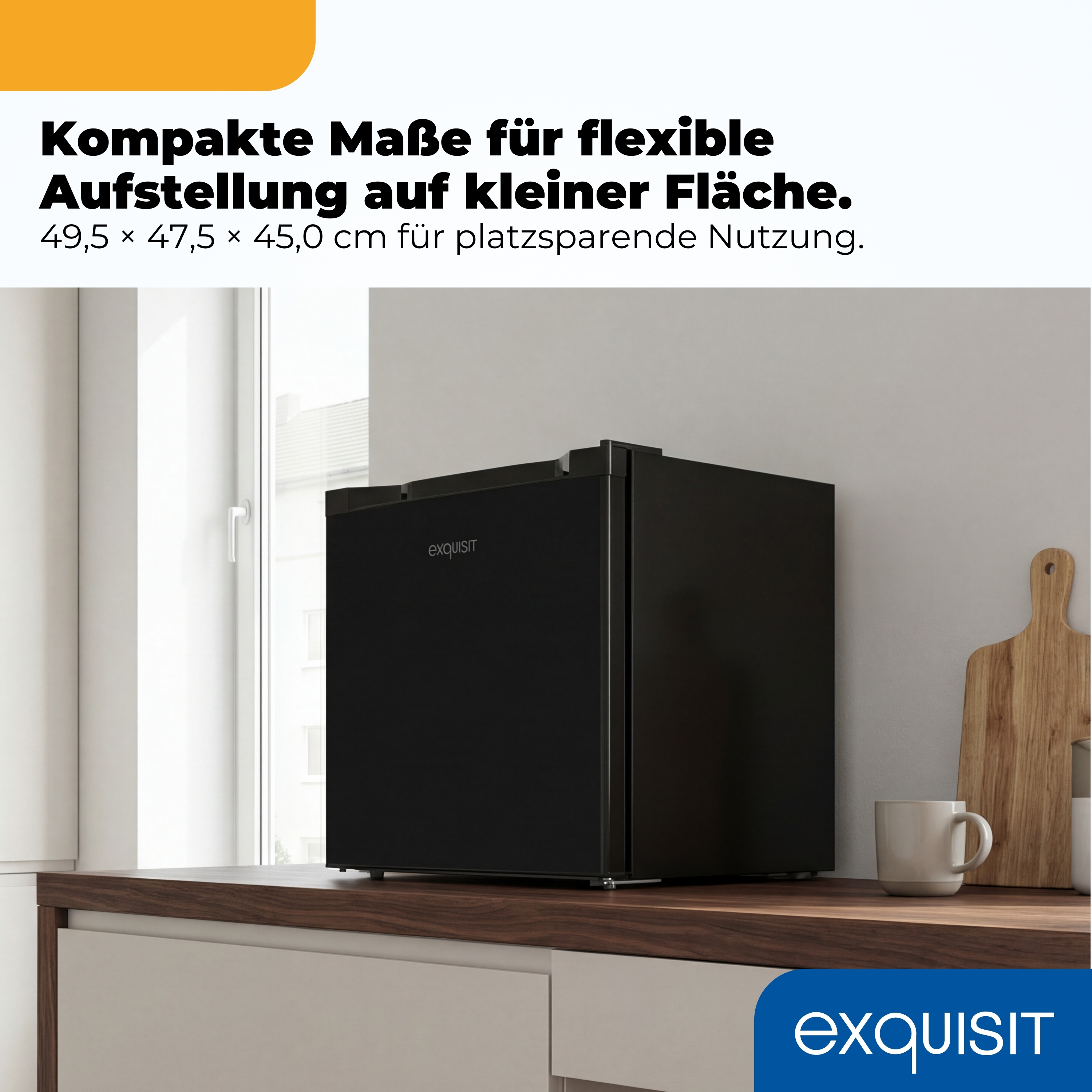 Schwarzer Kühlschrank auf einer Küchenarbeitsplatte neben einer Tasse.