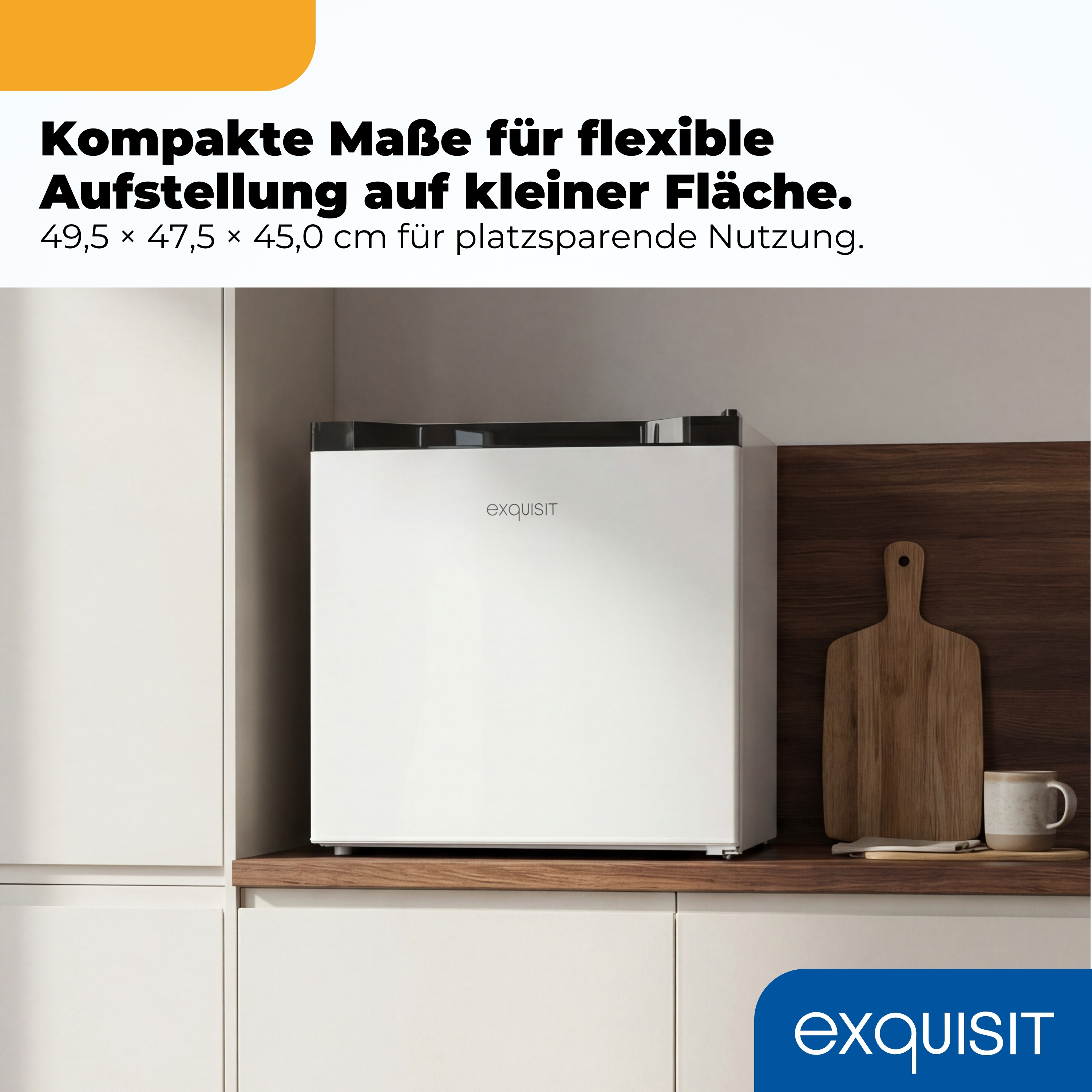 Ein weißer Minikühlschrank steht auf einer Arbeitsplatte neben einem Holzbrett und einer Tasse.