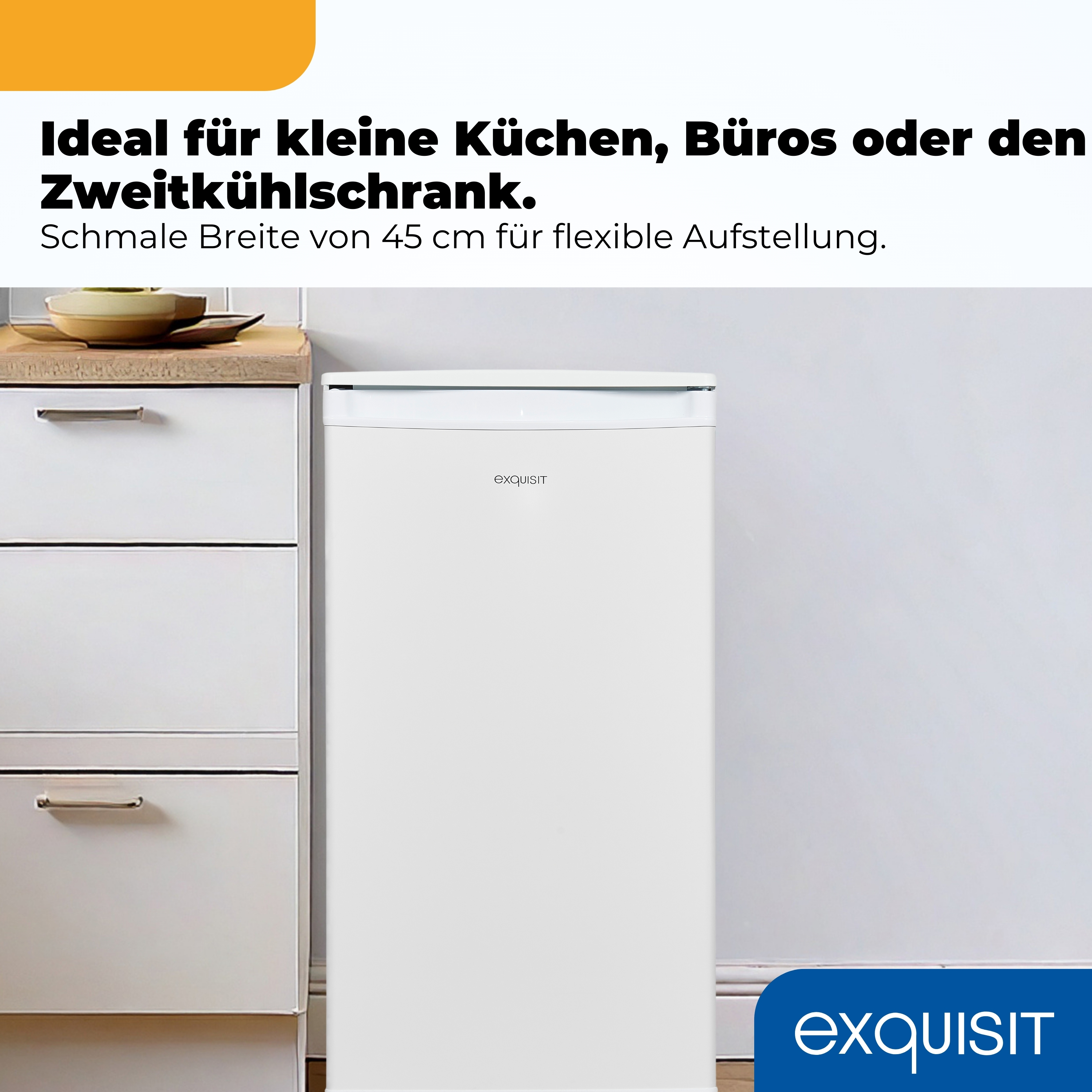 Ein schmaler weißer Kühlschrank steht neben weißen Schubladen. Ideal für kleine Räume.