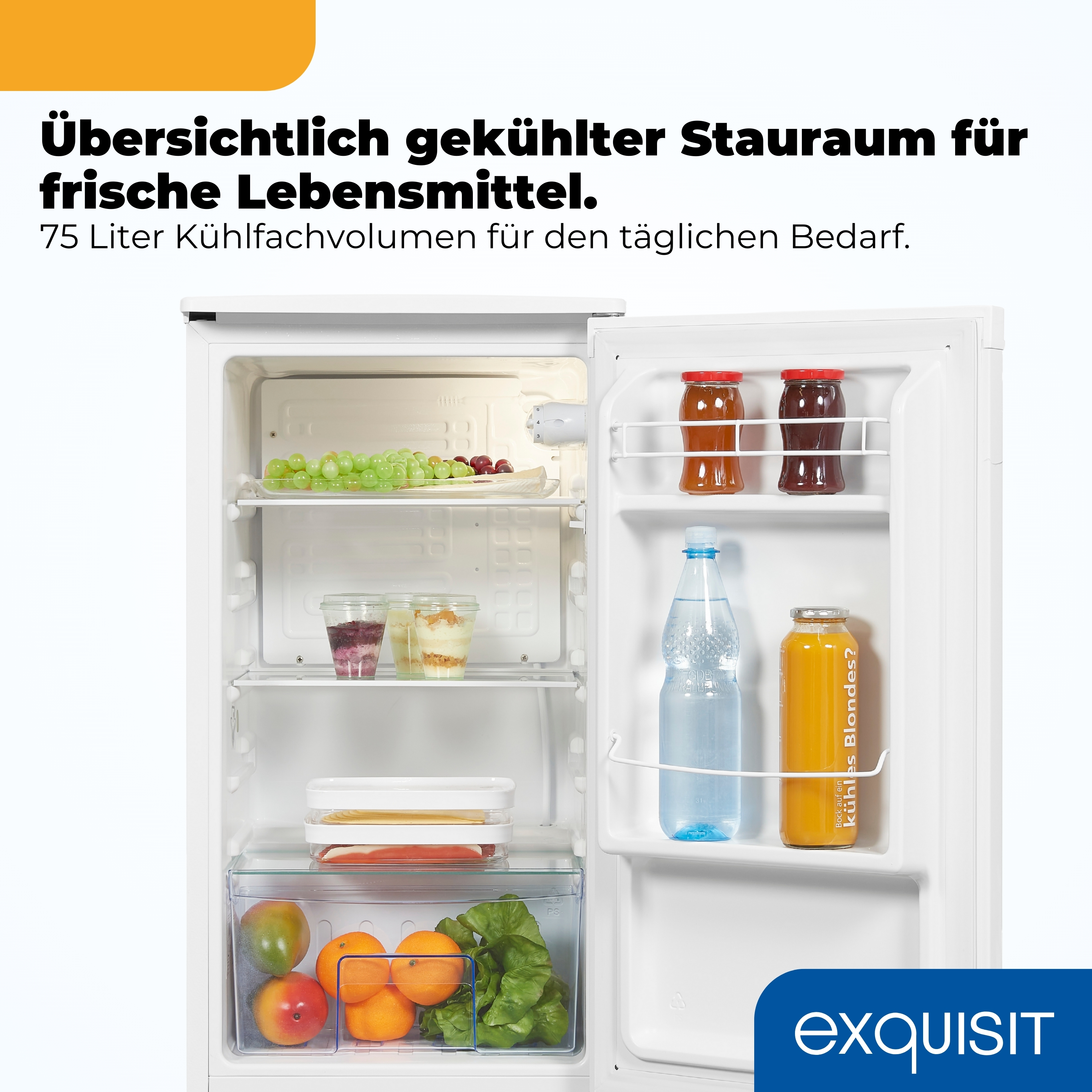 Ein offener Kühlschrank mit Obst, Gemüse, Getränken und Desserts.