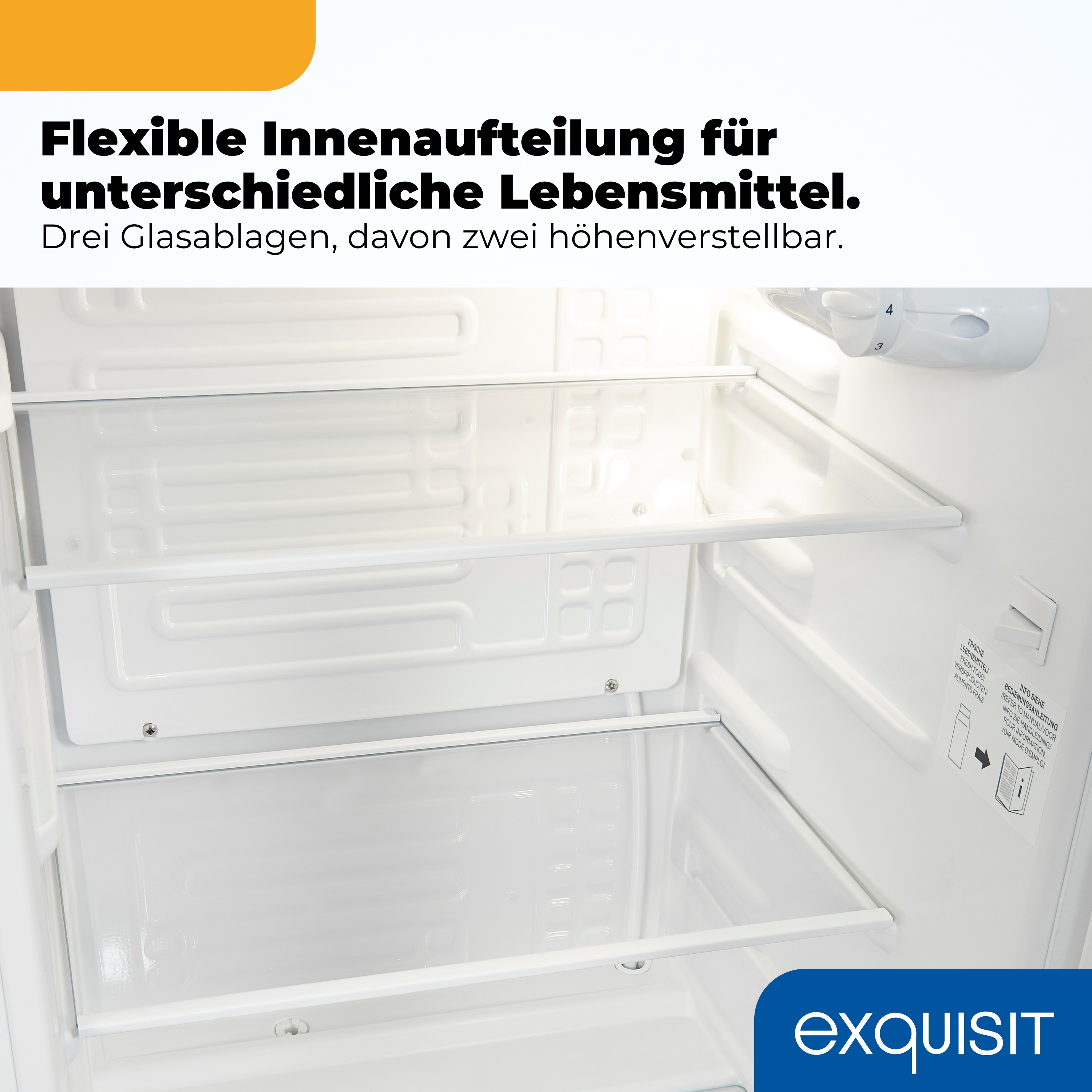 Innenraum eines Kühlschranks mit drei Glasablagen, zwei davon höhenverstellbar.