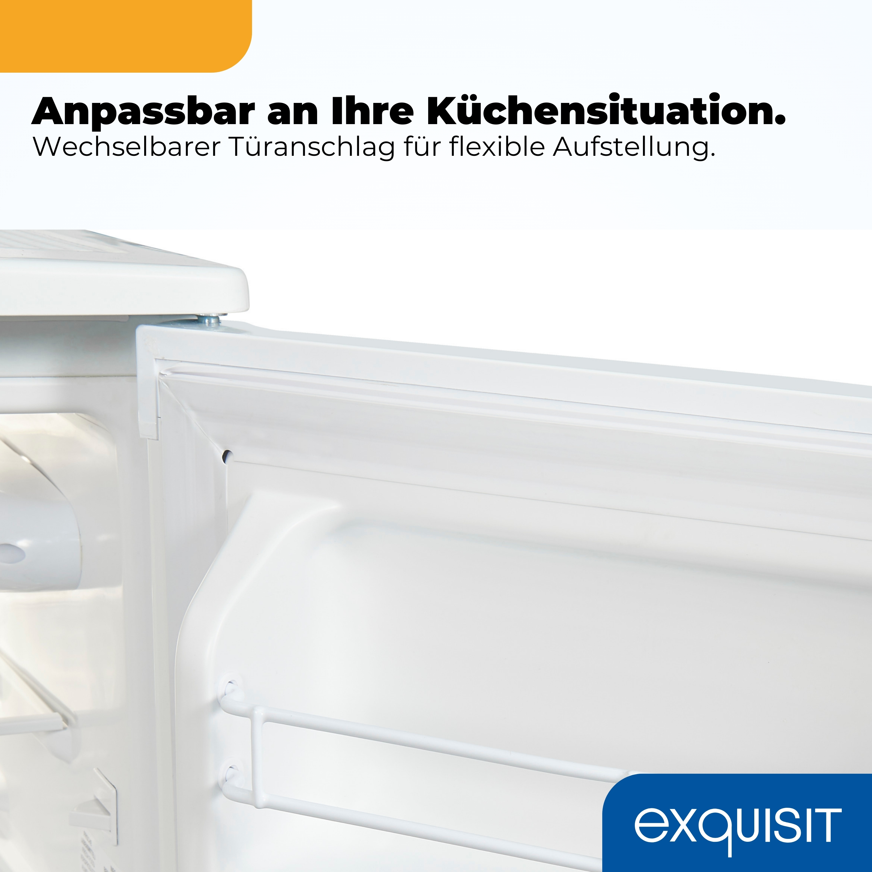 Innenansicht eines weißen Kühlschranks mit offenem Fach und Regalen.