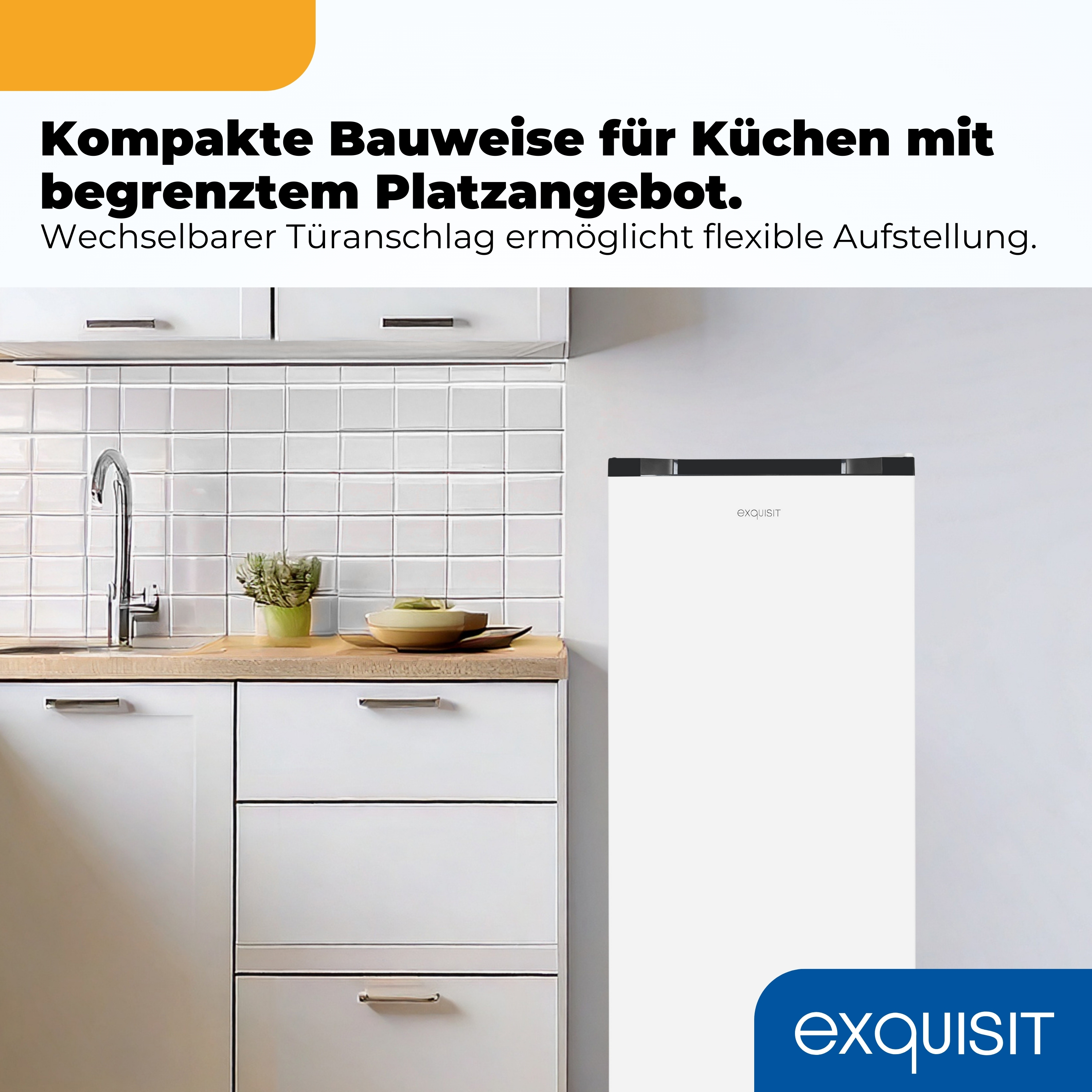 Weißer Kühlschrank in moderner Küche mit weißen Schränken und Fliesen.
