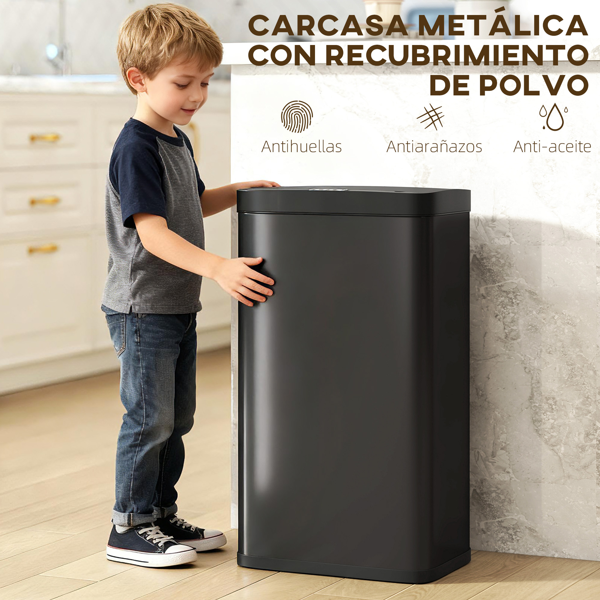 Un niño toca un cubo de basura negro mate con recubrimiento en polvo.
