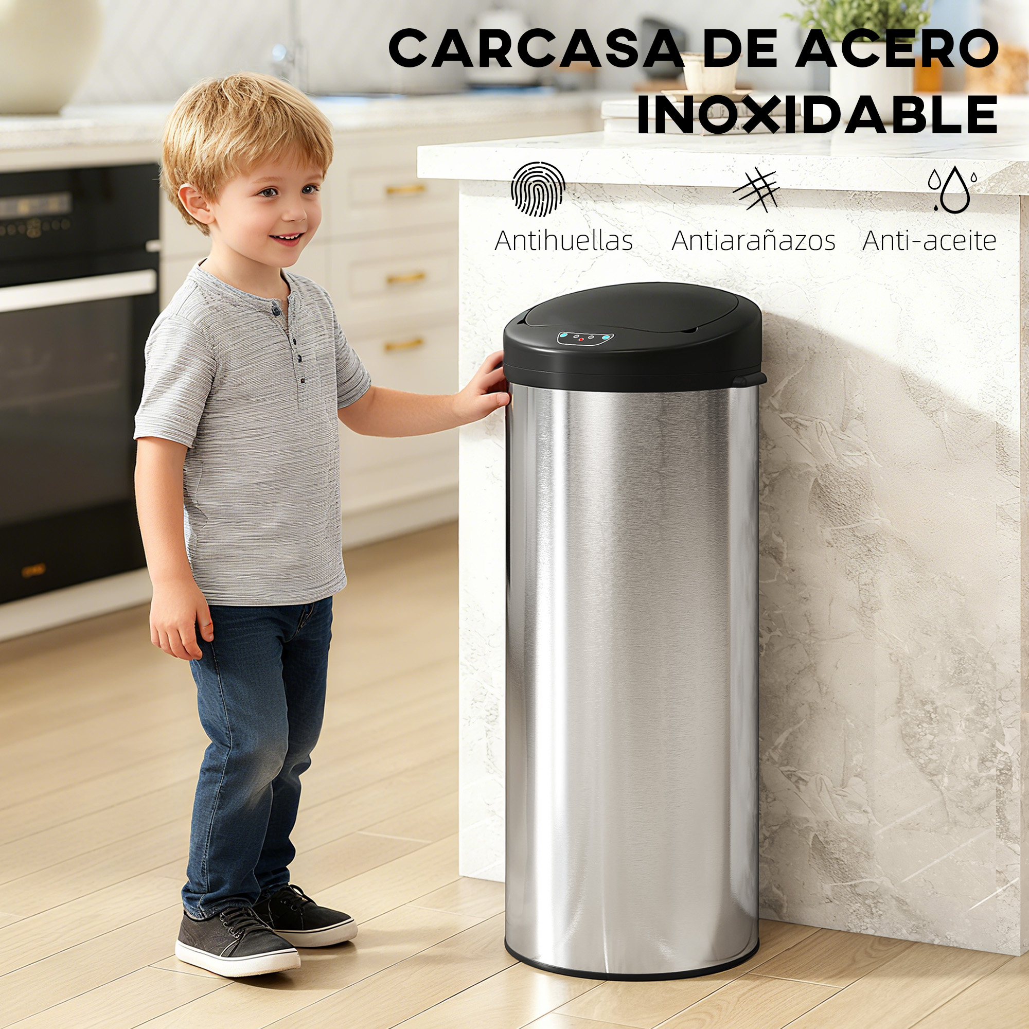 Un niño pequeño está junto a un cubo de basura alto de acero inoxidable con tapa negra en una cocina moderna.