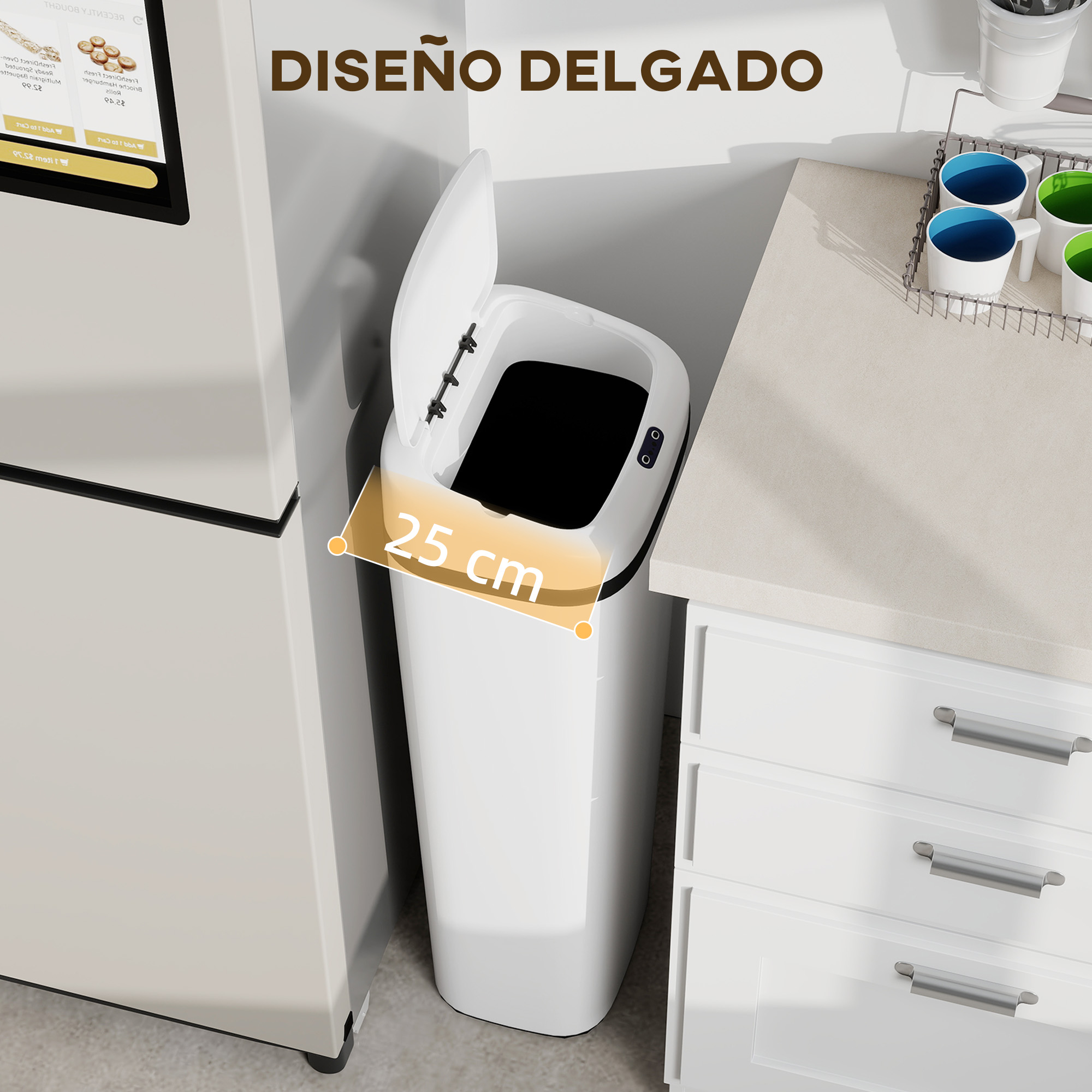 Un delgado cubo de basura blanco con tapa abierta está junto a un refrigerador.
