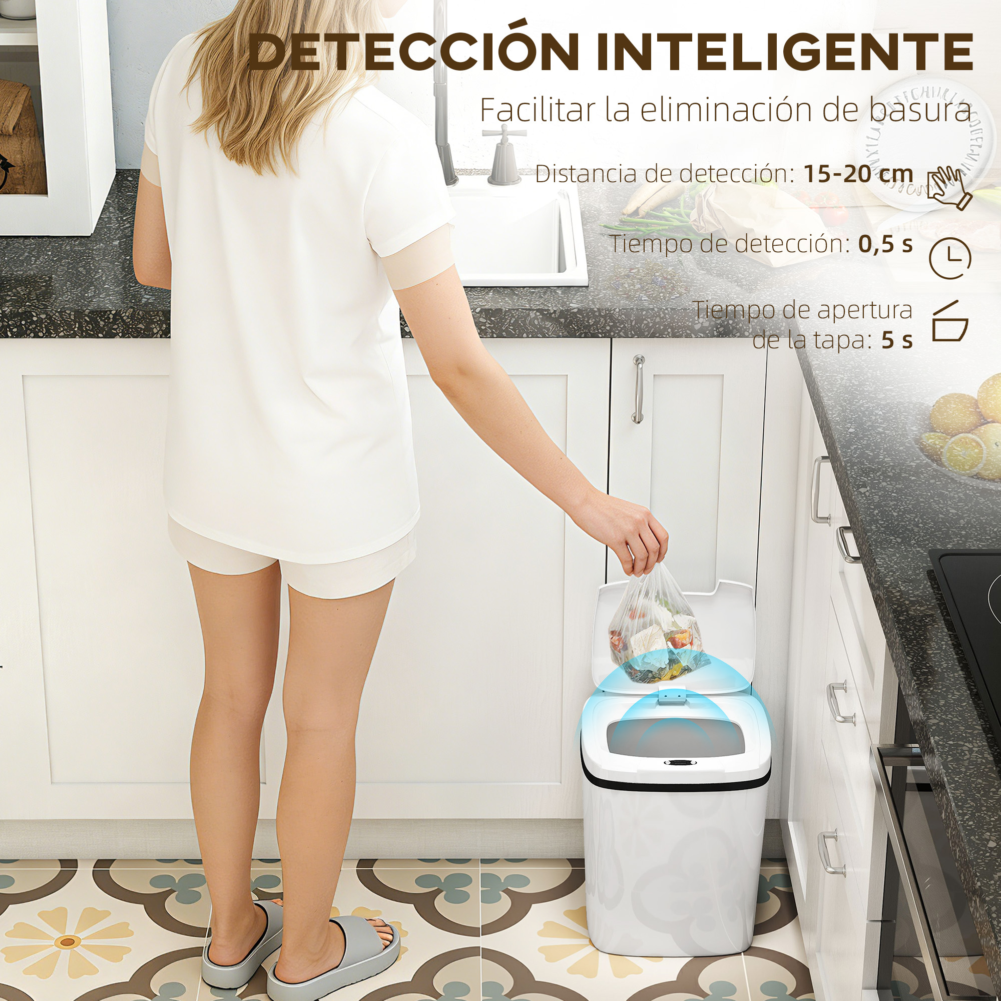 Una mujer tira basura en un cubo de basura blanco con sensor en una cocina.