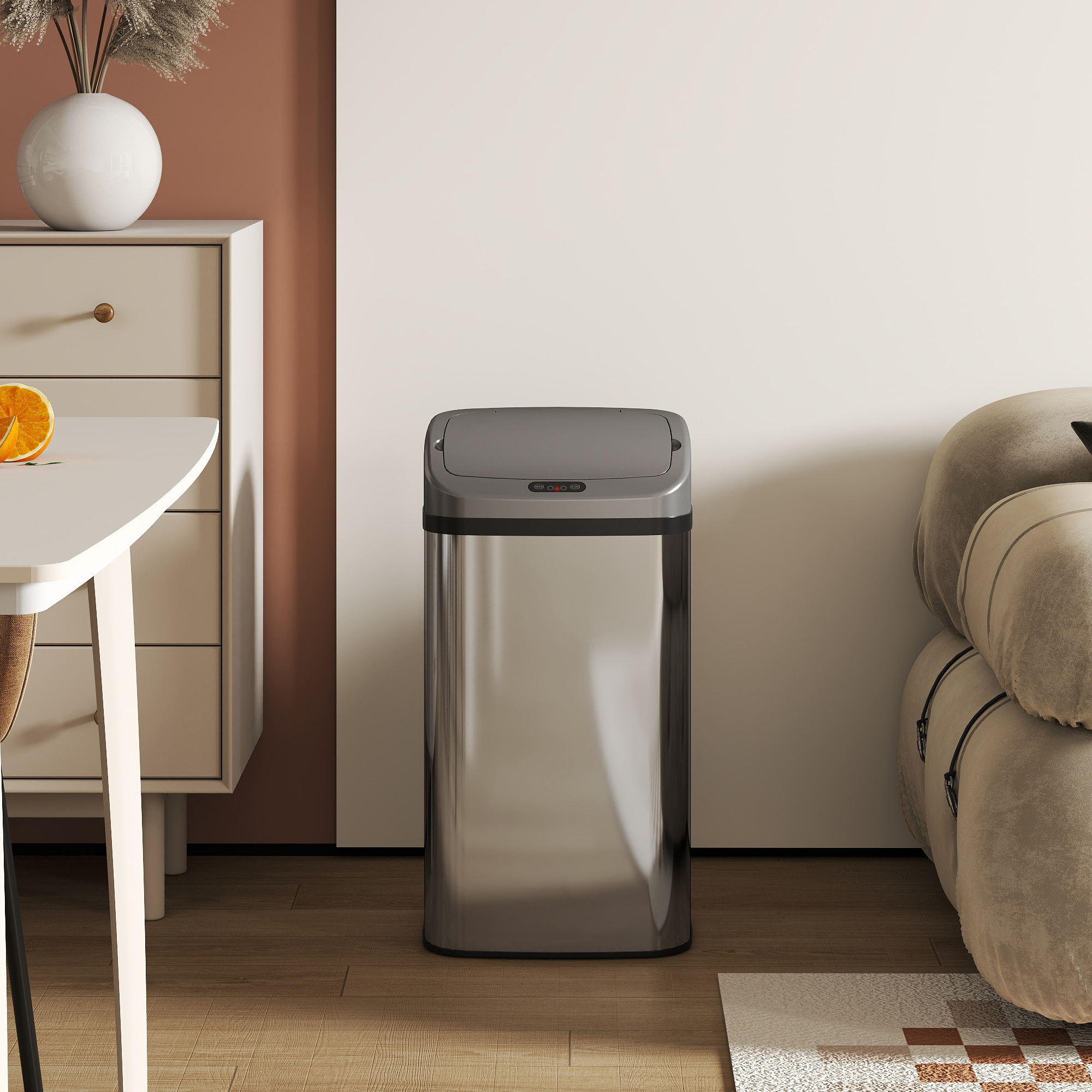 Papelera gris con sensor en una sala de estar moderna junto a un sofá.