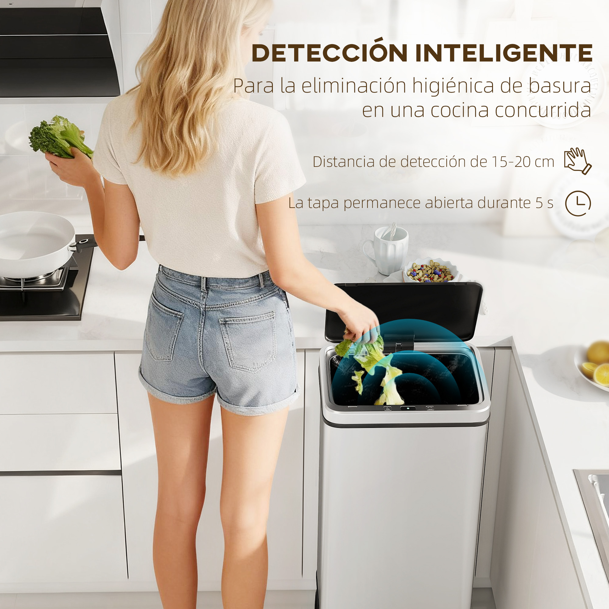 Una mujer arroja restos de comida con brócoli en un cubo de basura plateado.