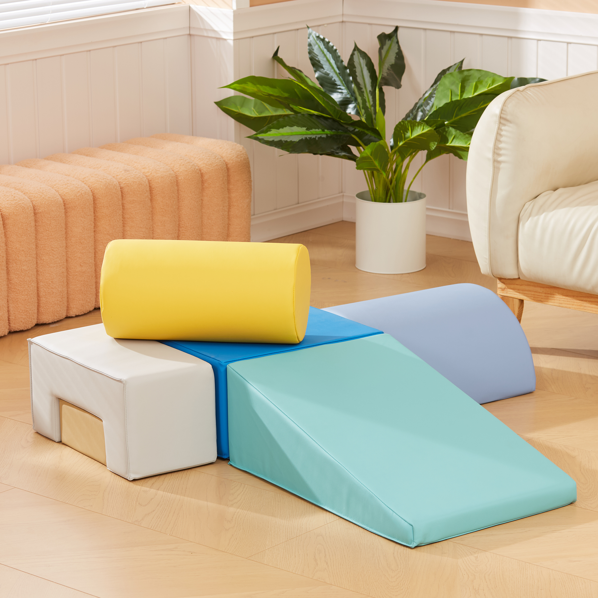Tapetes de juego suaves en azul, verde, amarillo y blanco sobre suelo de madera.