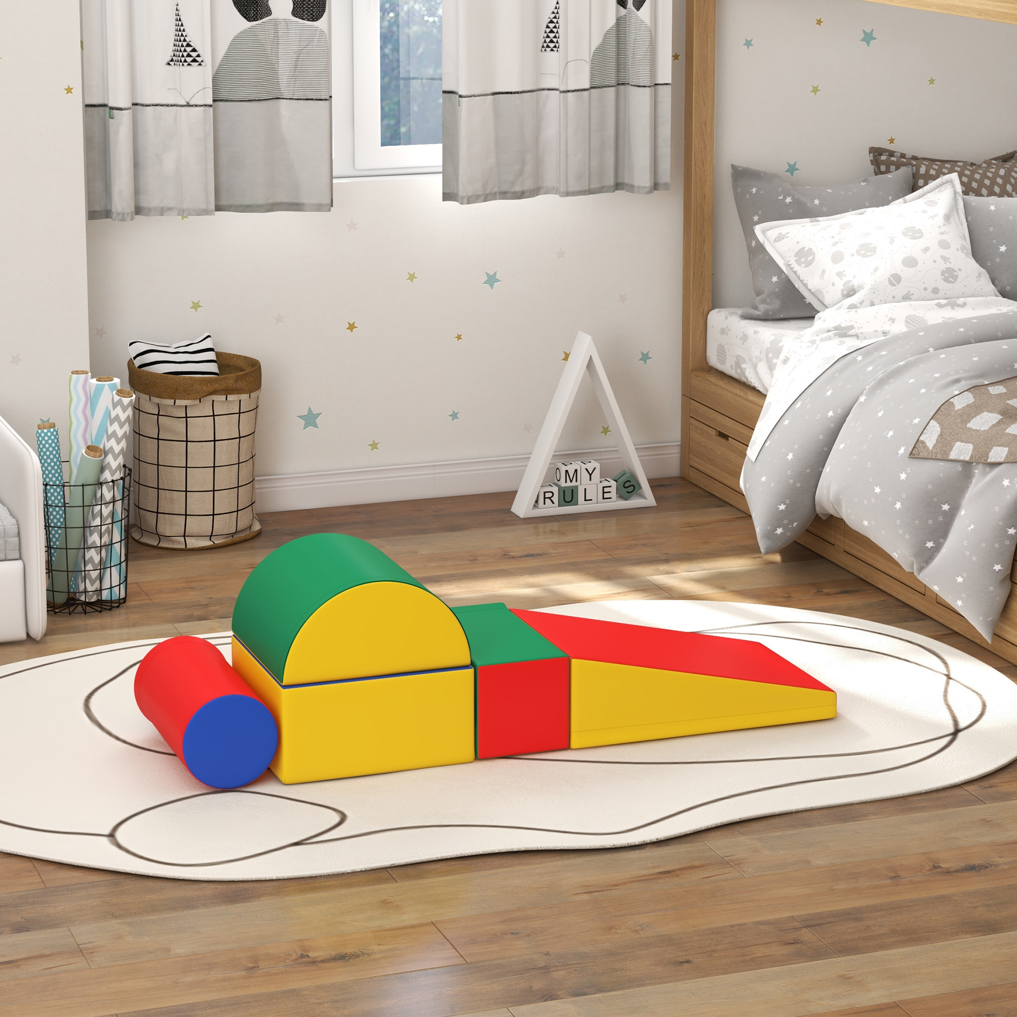 Bloques de juguete coloridos sobre una alfombra en una habitación infantil con cama.