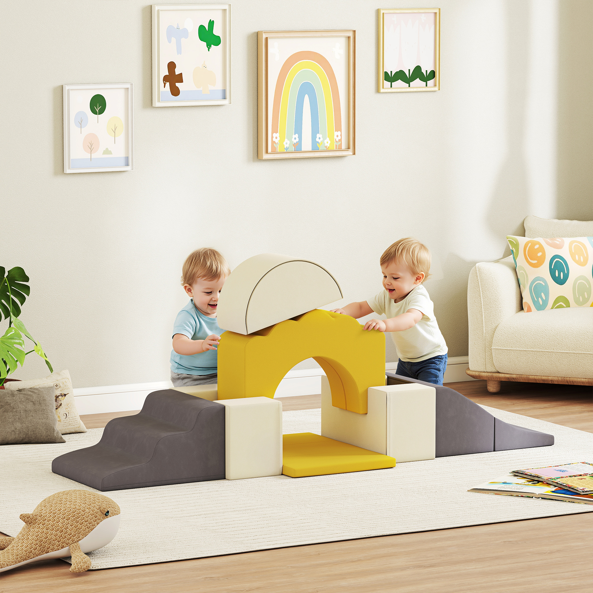 Dos niños pequeños juegan con bloques de espuma coloridos en una habitación acogedora.