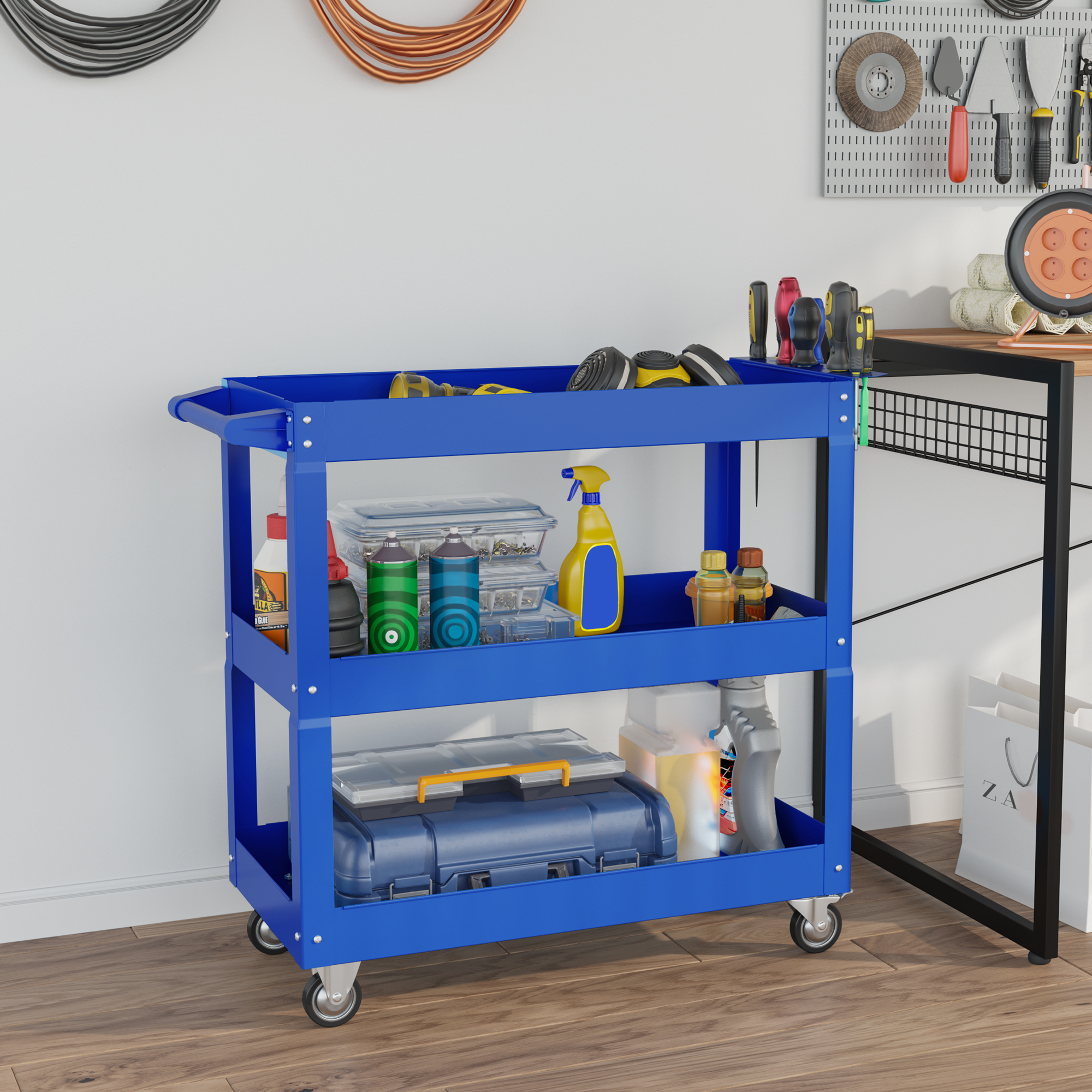 Un carrito azul de tres niveles con herramientas, botellas y recipientes.