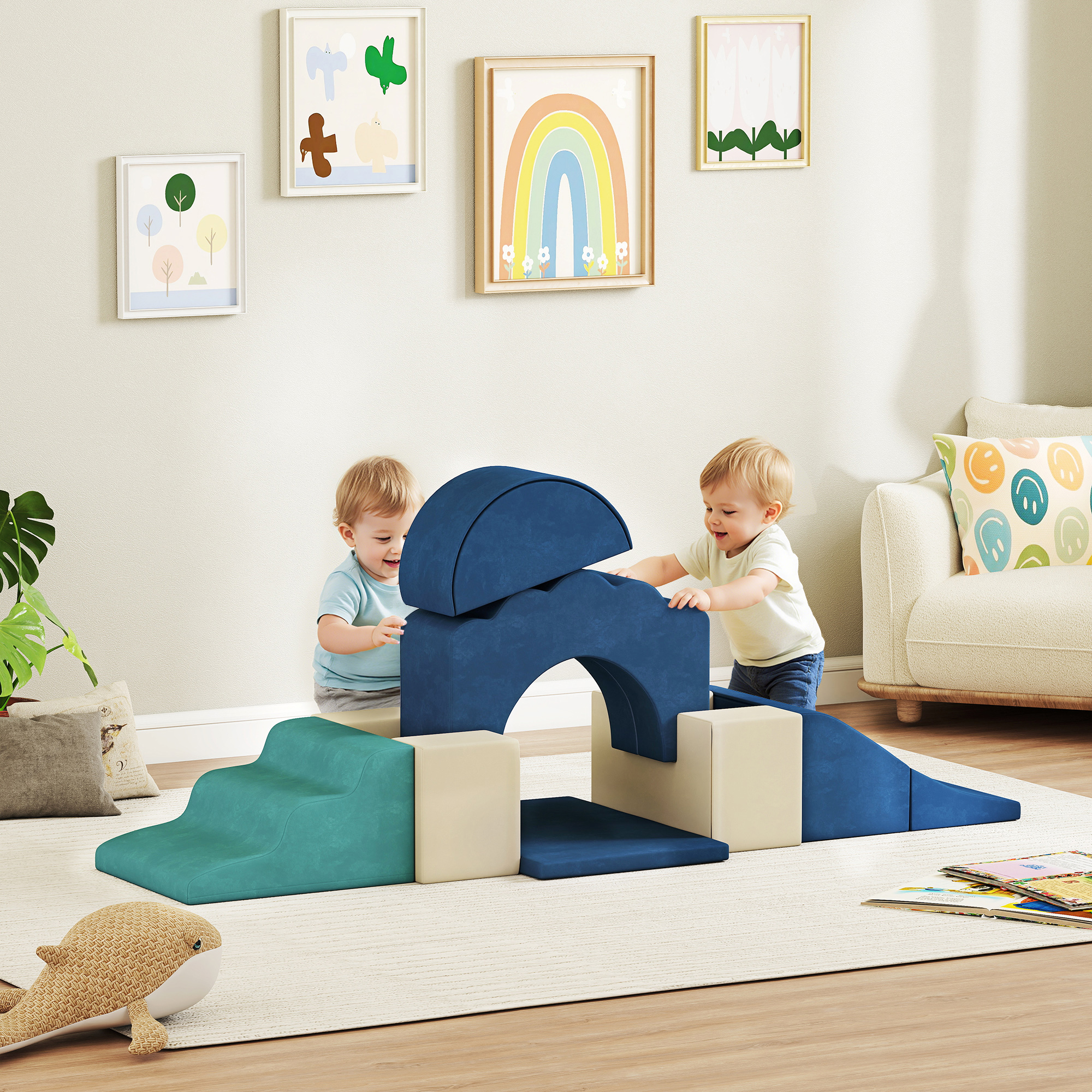 Due bimbi giocano con blocchi morbidi colorati in un soggiorno.