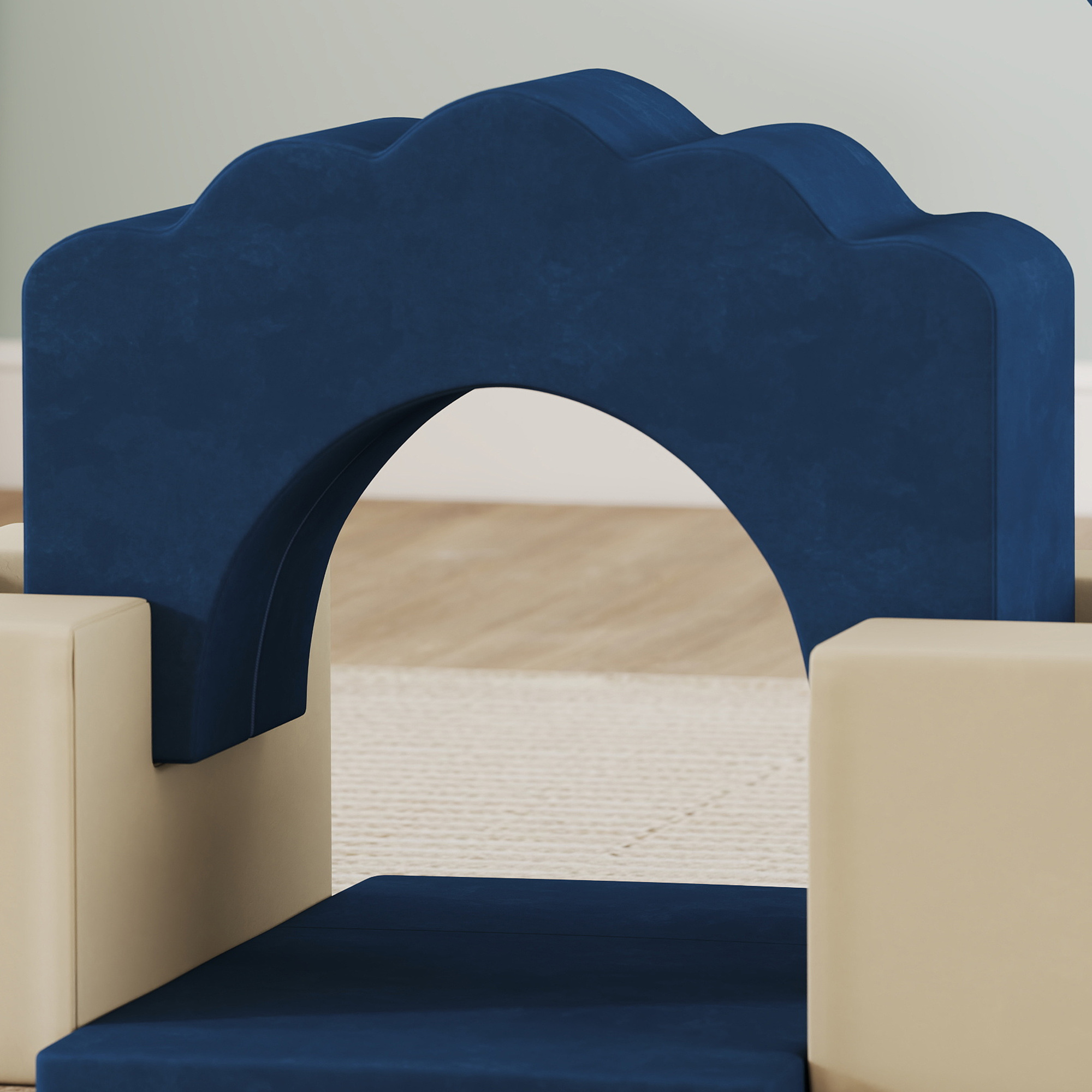 Un túnel azul con forma de nube con bloques beige sobre una alfombra.