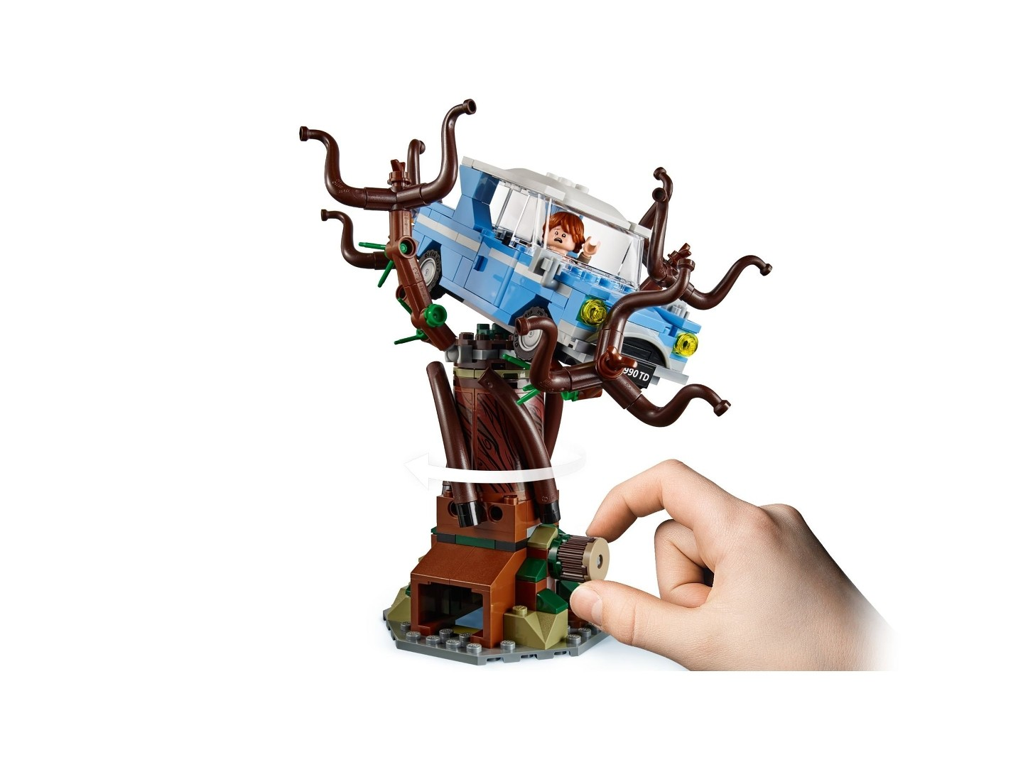 Ein Lego-Baum mit einem blauen Auto und einer Figur, die von braunen Ästen umklammert wird.