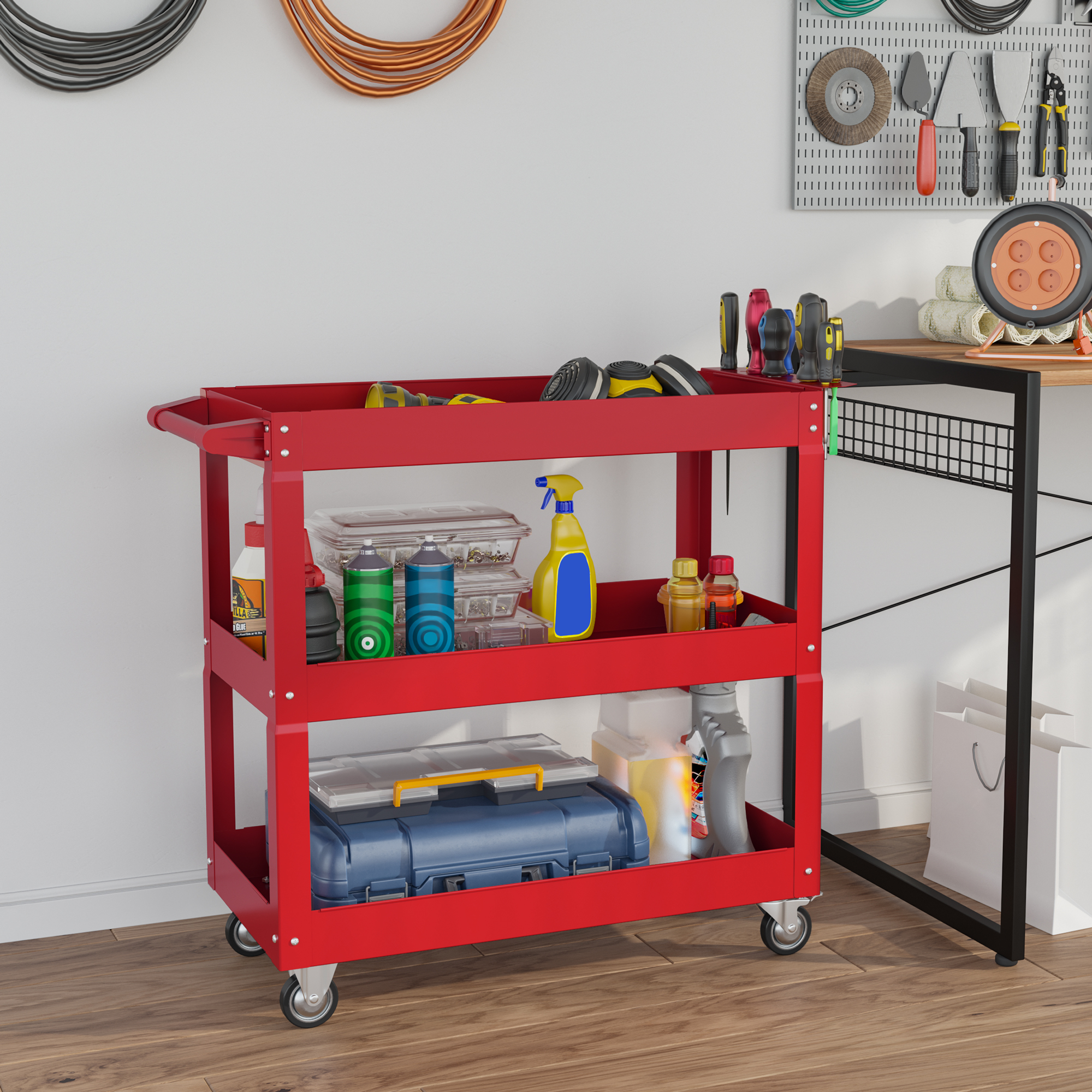 Un carrito rojo de tres niveles con herramientas y productos de limpieza.