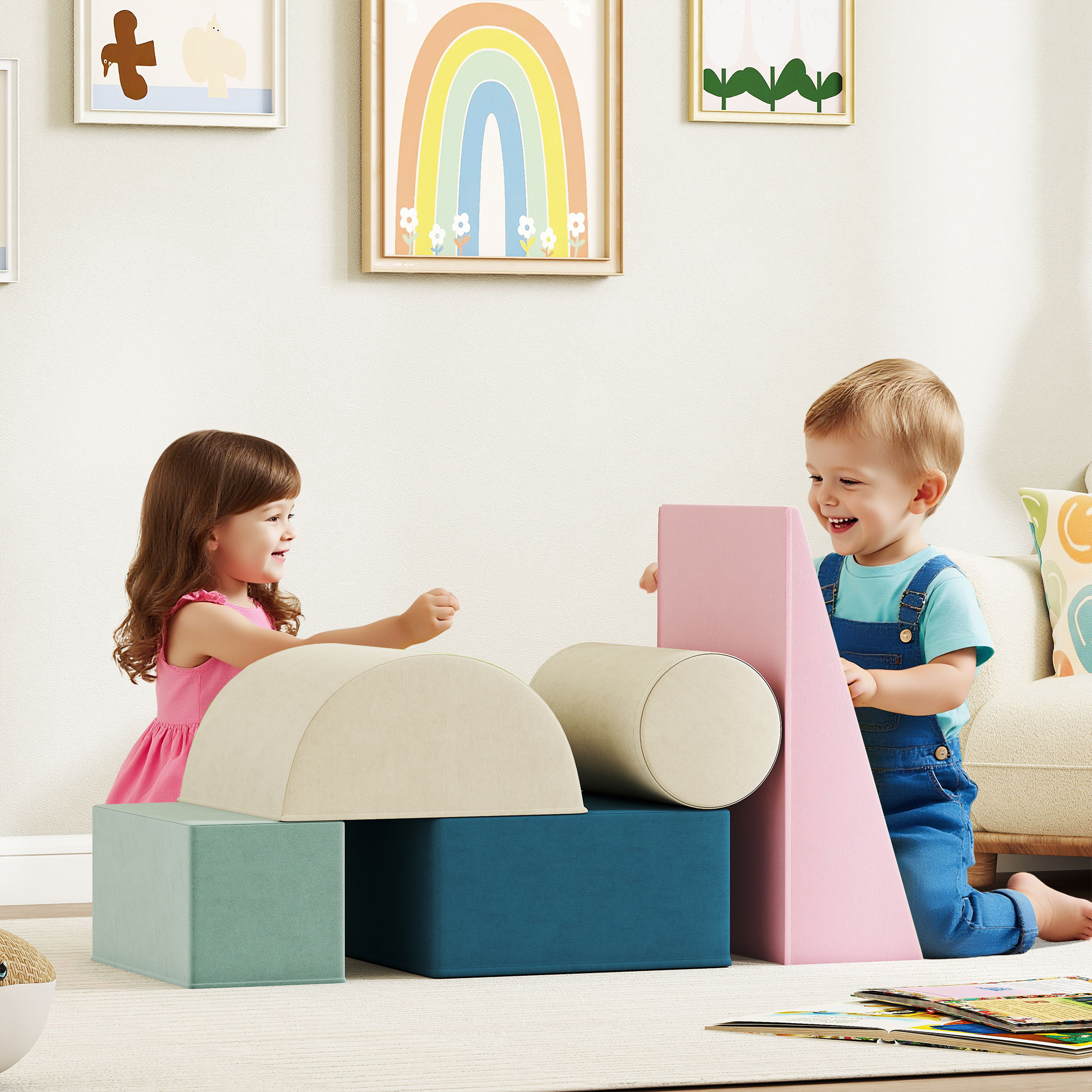 Dos niños juegan con bloques de espuma coloridos en una habitación luminosa.