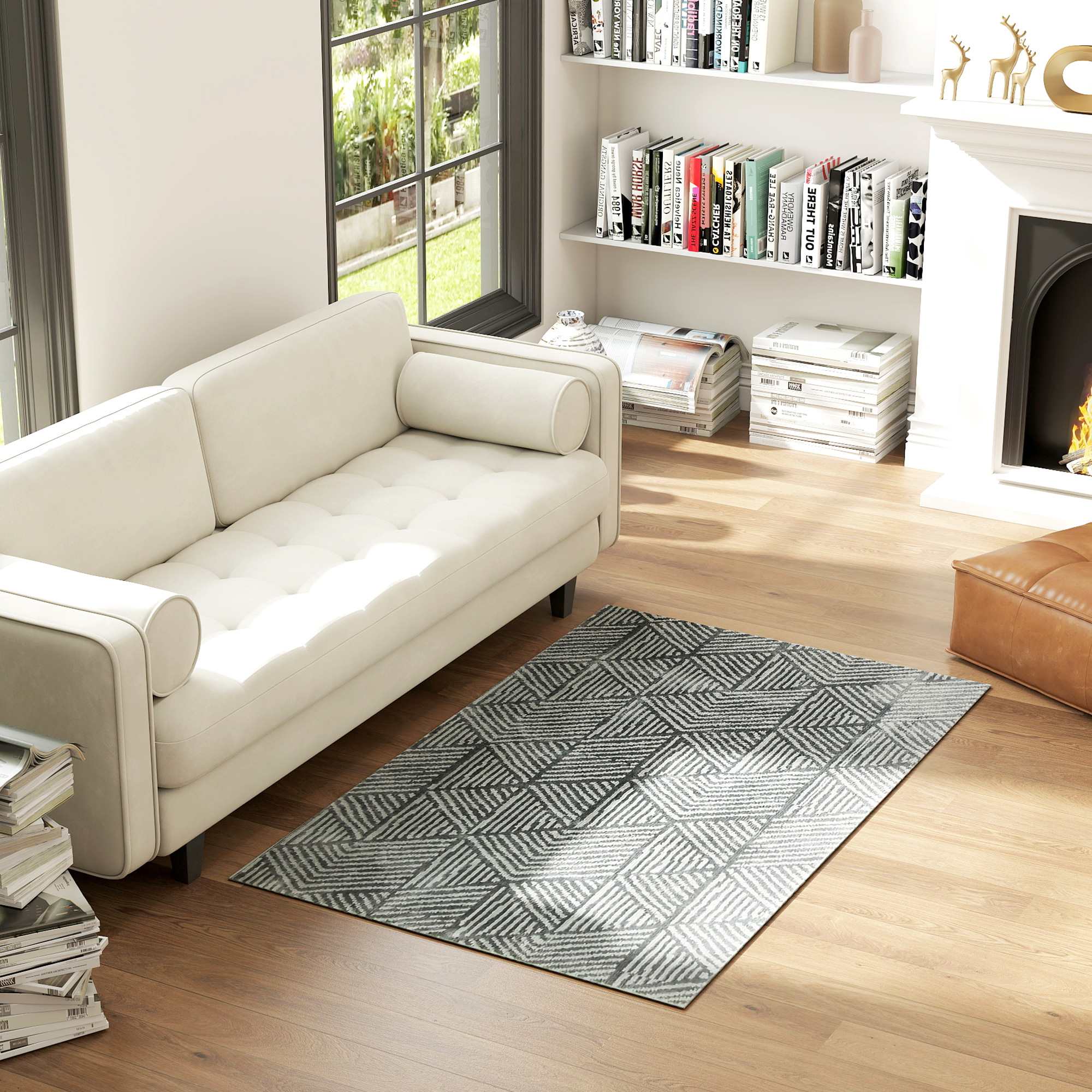 Una sala de estar luminosa con sofá blanco, alfombra, estanterías y chimenea.