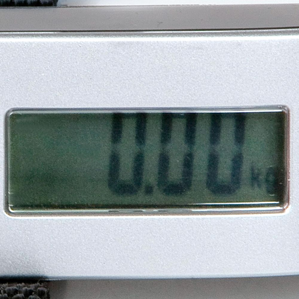 Digitalanzeige einer Waage zeigt 0,00 kg an.