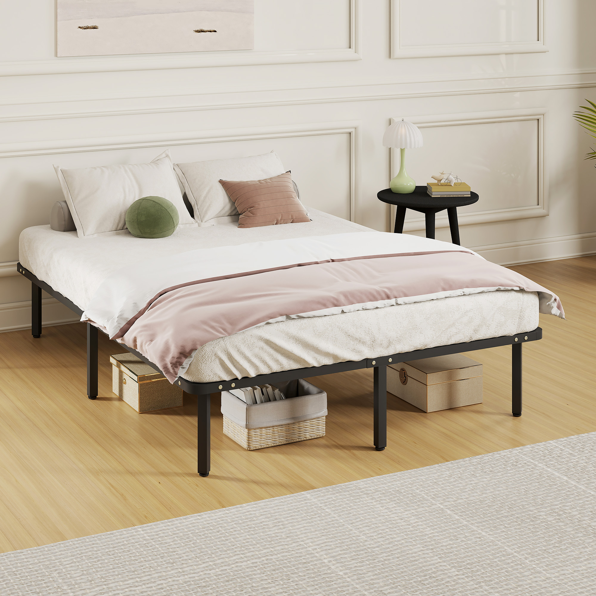 Una base de cama de metal con sábanas blancas, manta rosa y almohadas en suelo de madera.