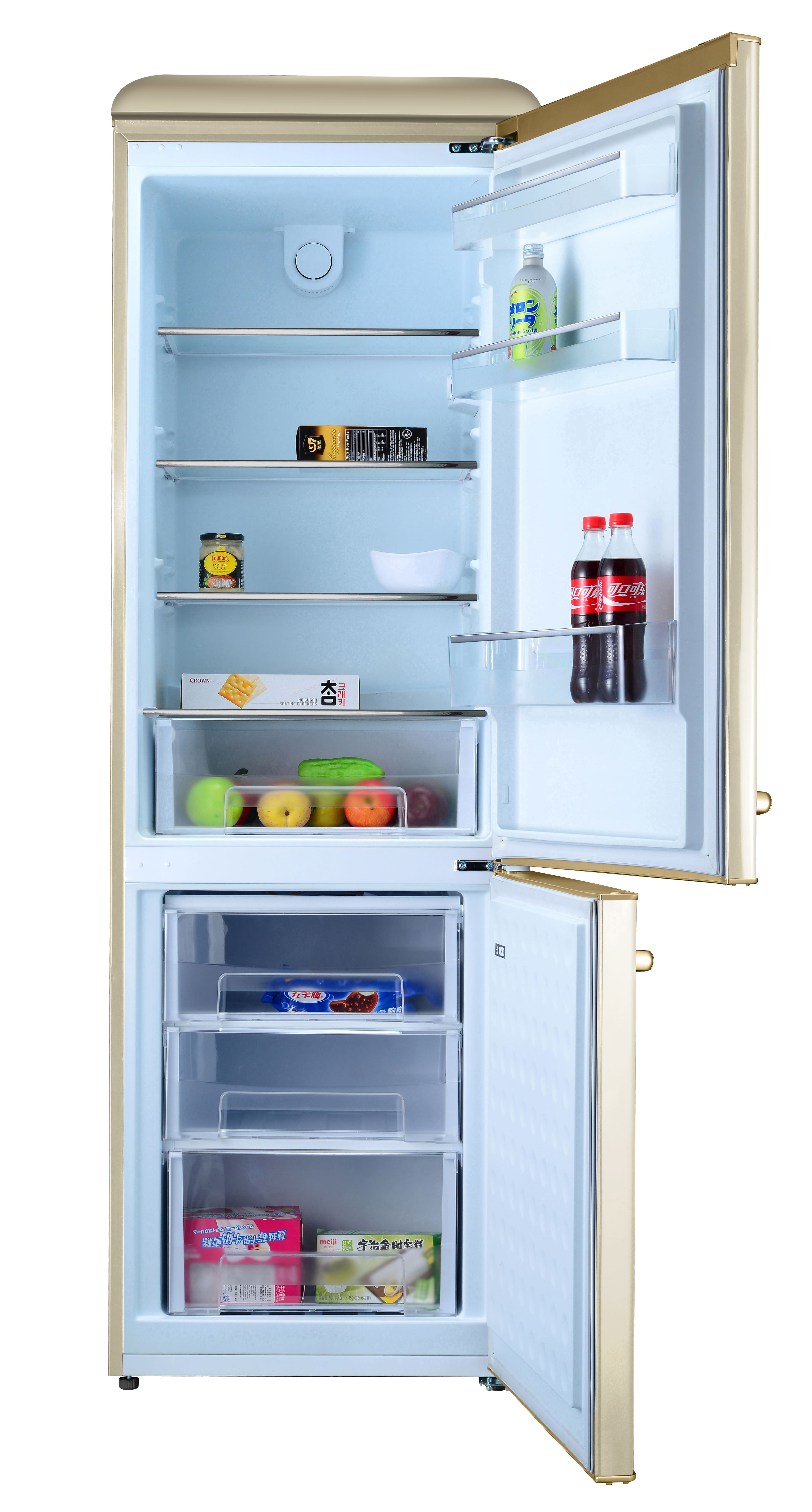 Un refrigerador abierto de color dorado con bebidas y alimentos en estantes.