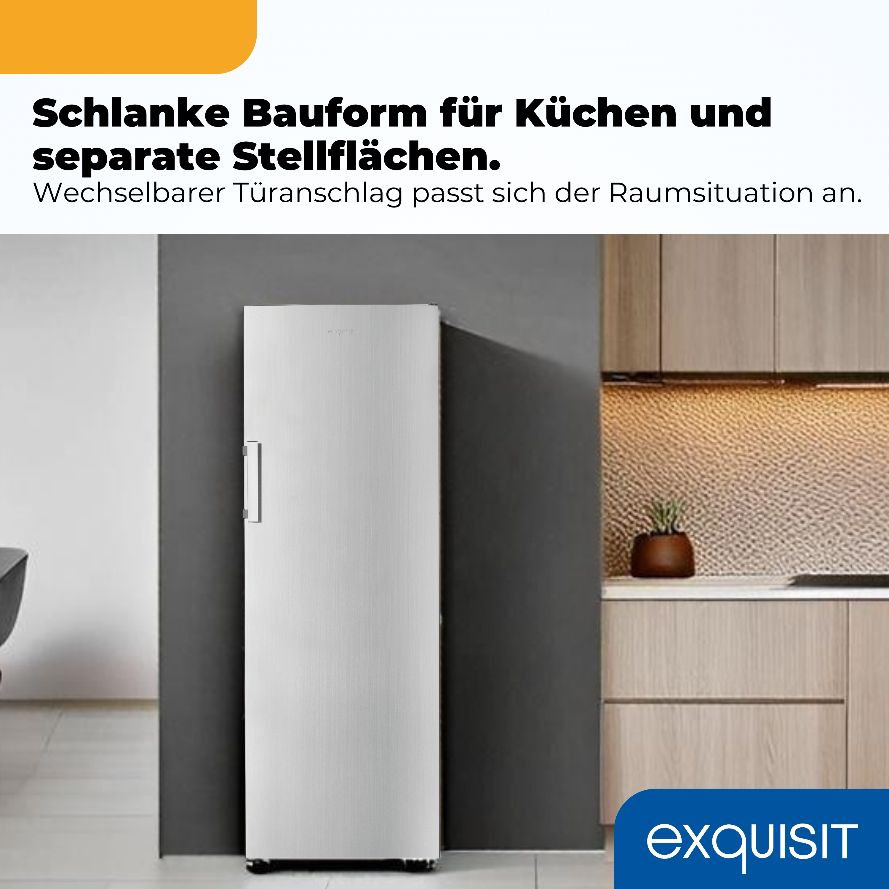 Ein schlanker, weißer Kühlschrank steht in einer modernen Küche.