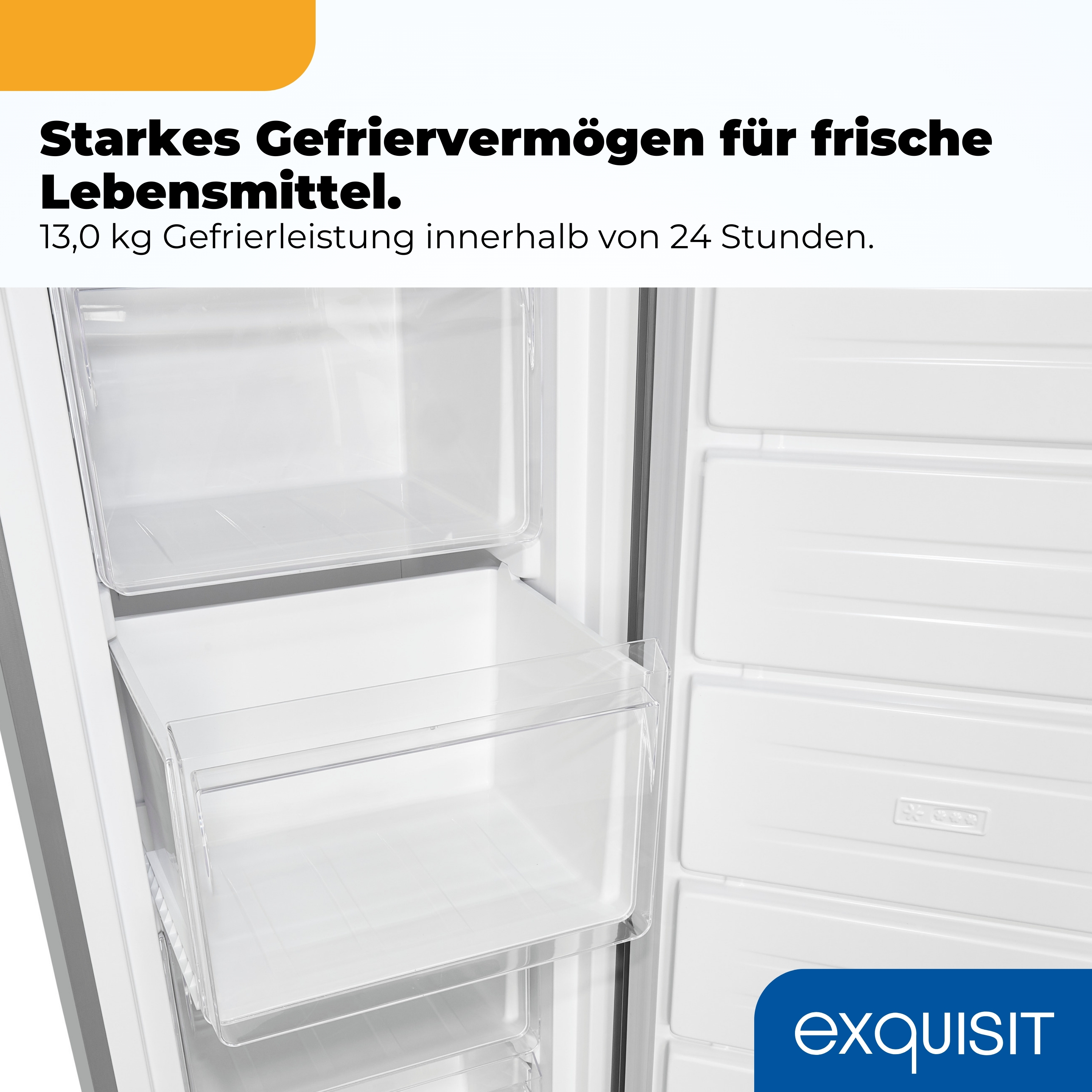 Ein leerer Gefrierschrank mit durchsichtigen Schubladen und Regalflächen.