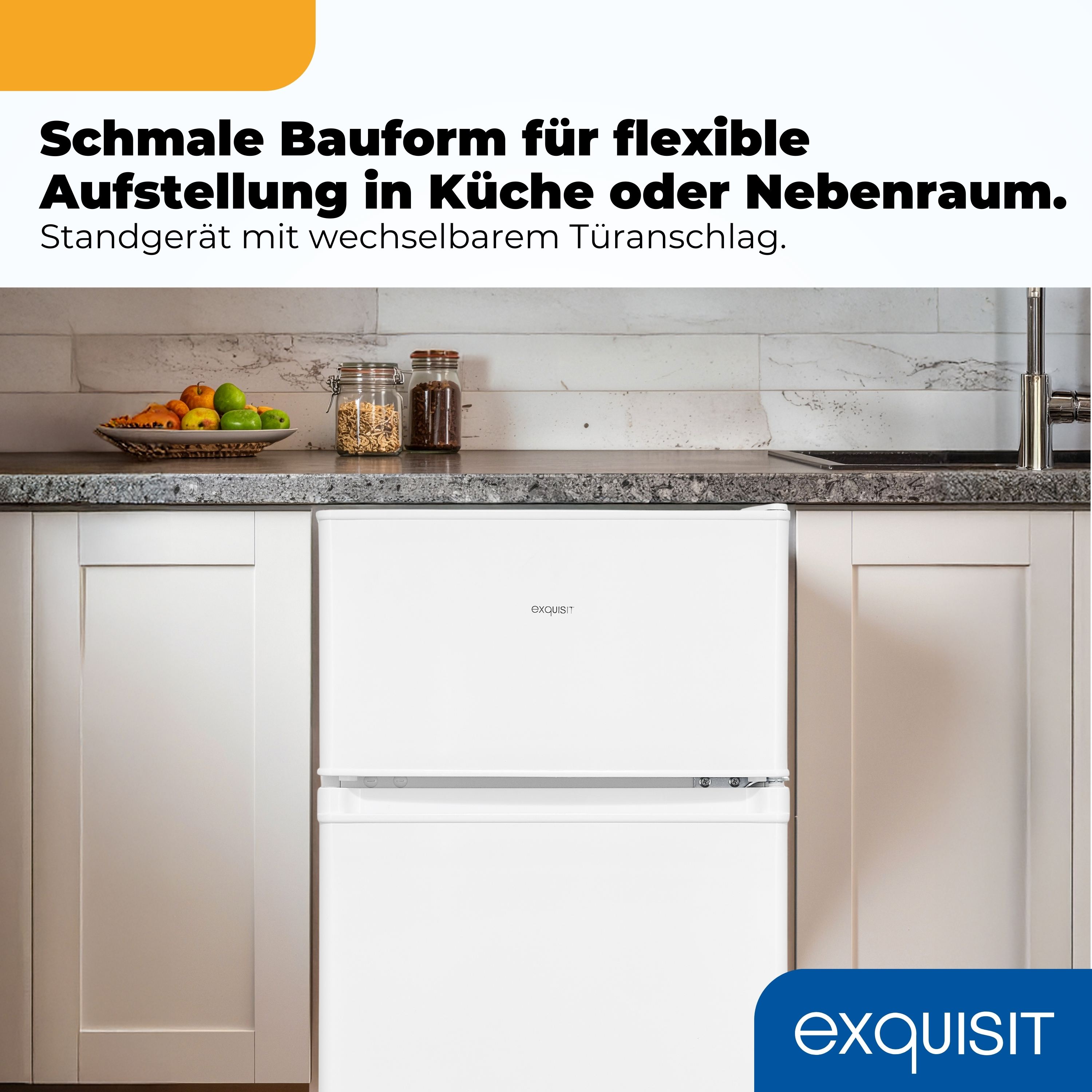 Ein weißer Kühlschrank steht in einer Küche neben Obst und Gläsern.