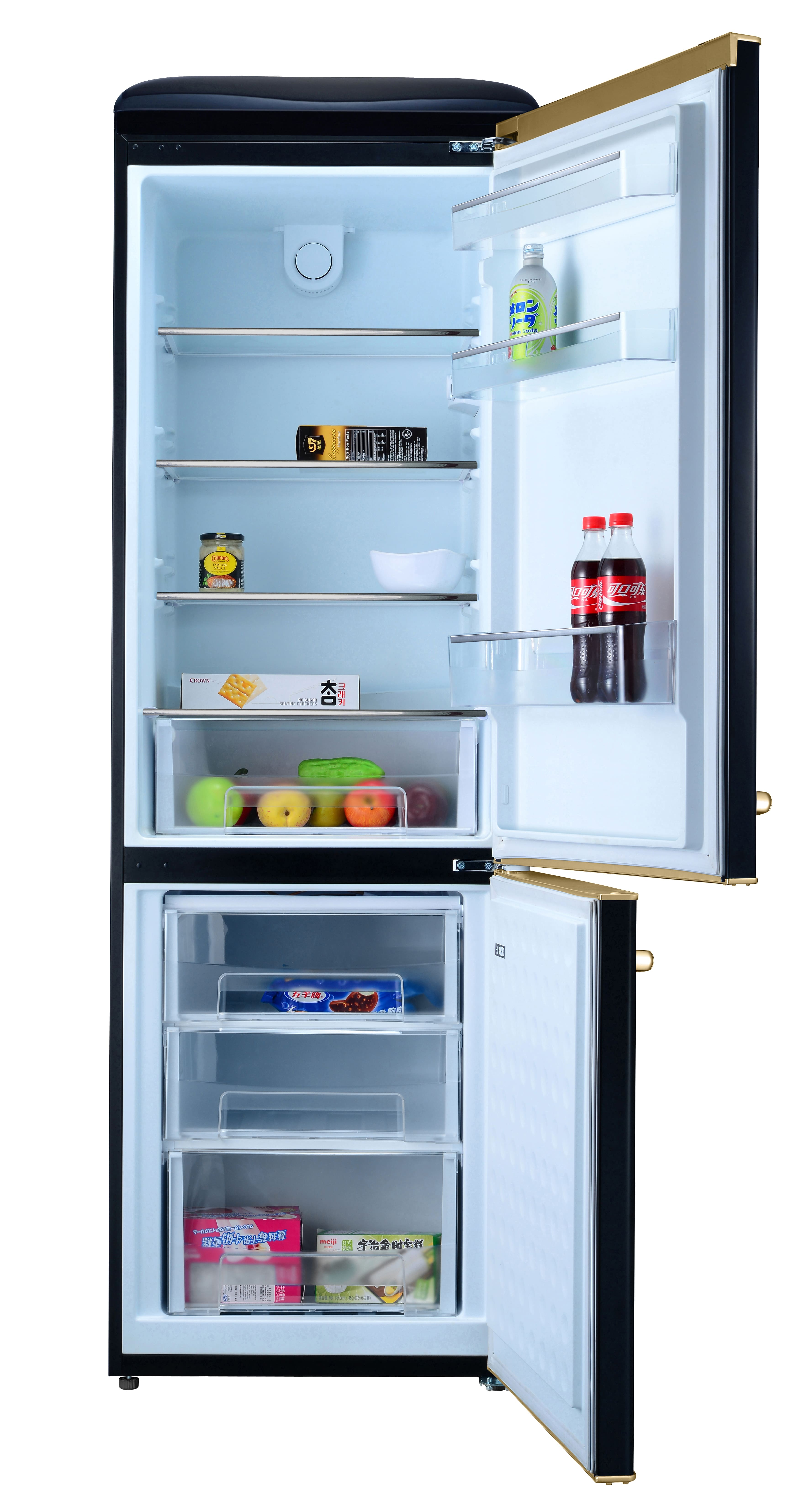 Refrigerador negro abierto con detalles dorados, lleno de bebidas y alimentos.