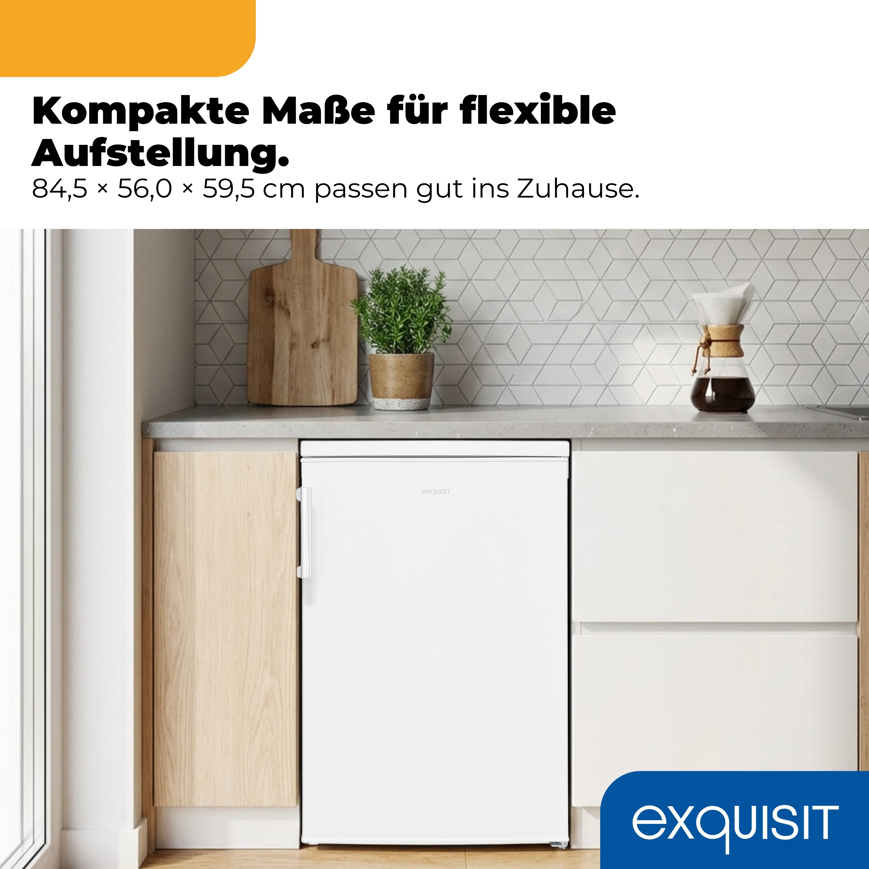 Ein weißer Kühlschrank steht in einer Küche neben Holzmöbeln.
