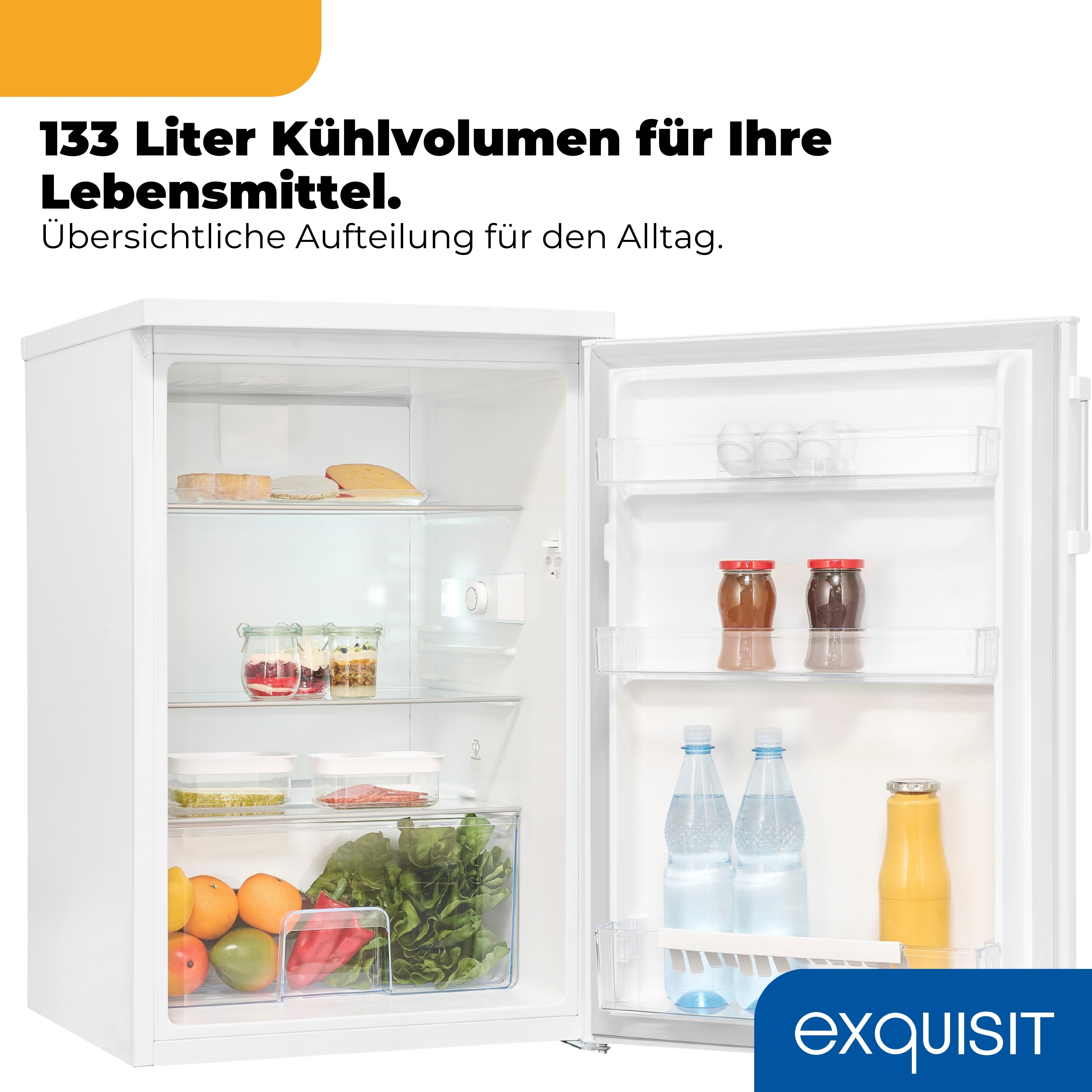 Offener weißer Kühlschrank mit Lebensmitteln wie Obst, Gemüse, Käse und Getränken.