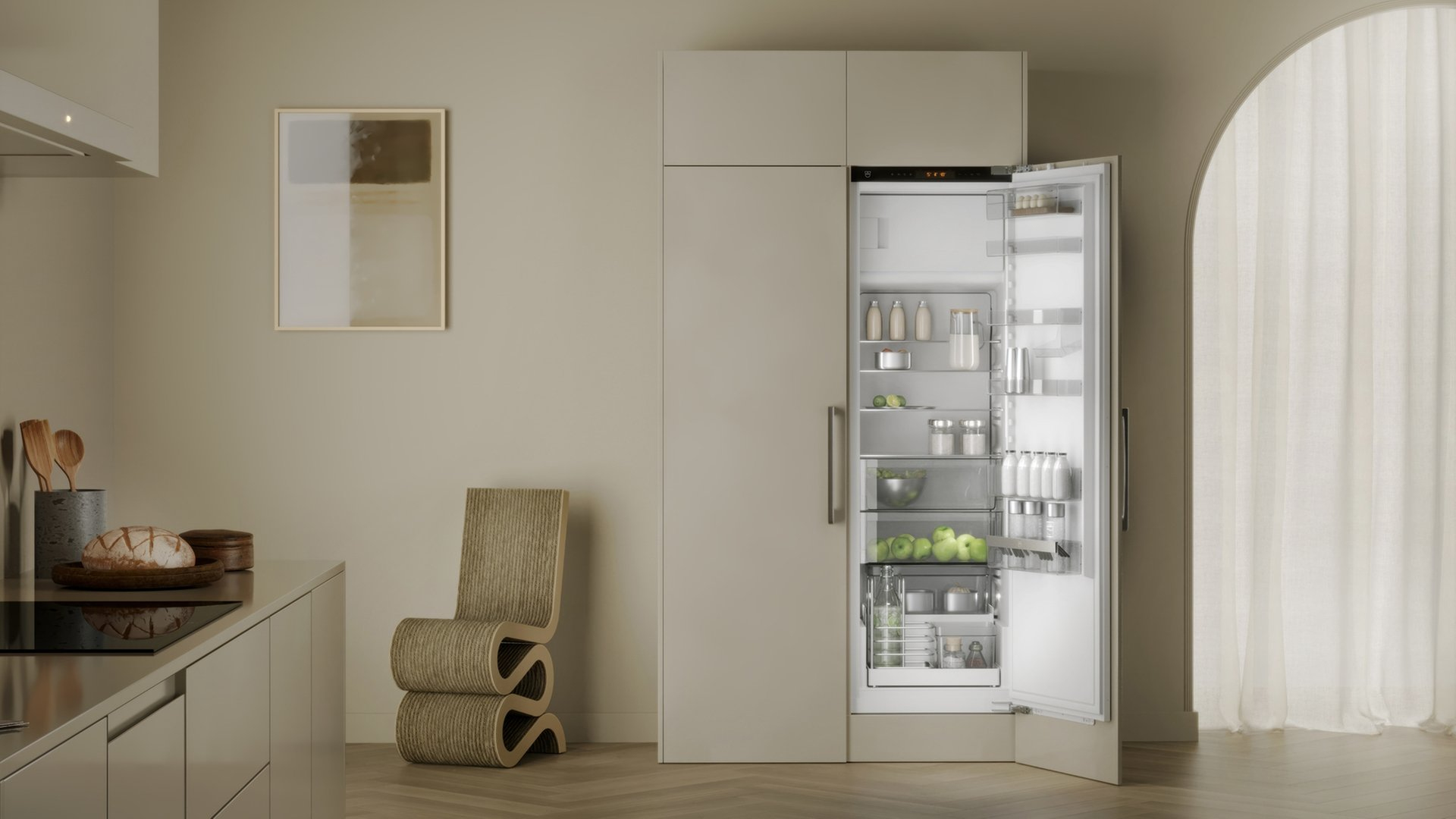 Réfrigérateur ouvert avec bouteilles, pommes et bocaux dans une cuisine moderne.
