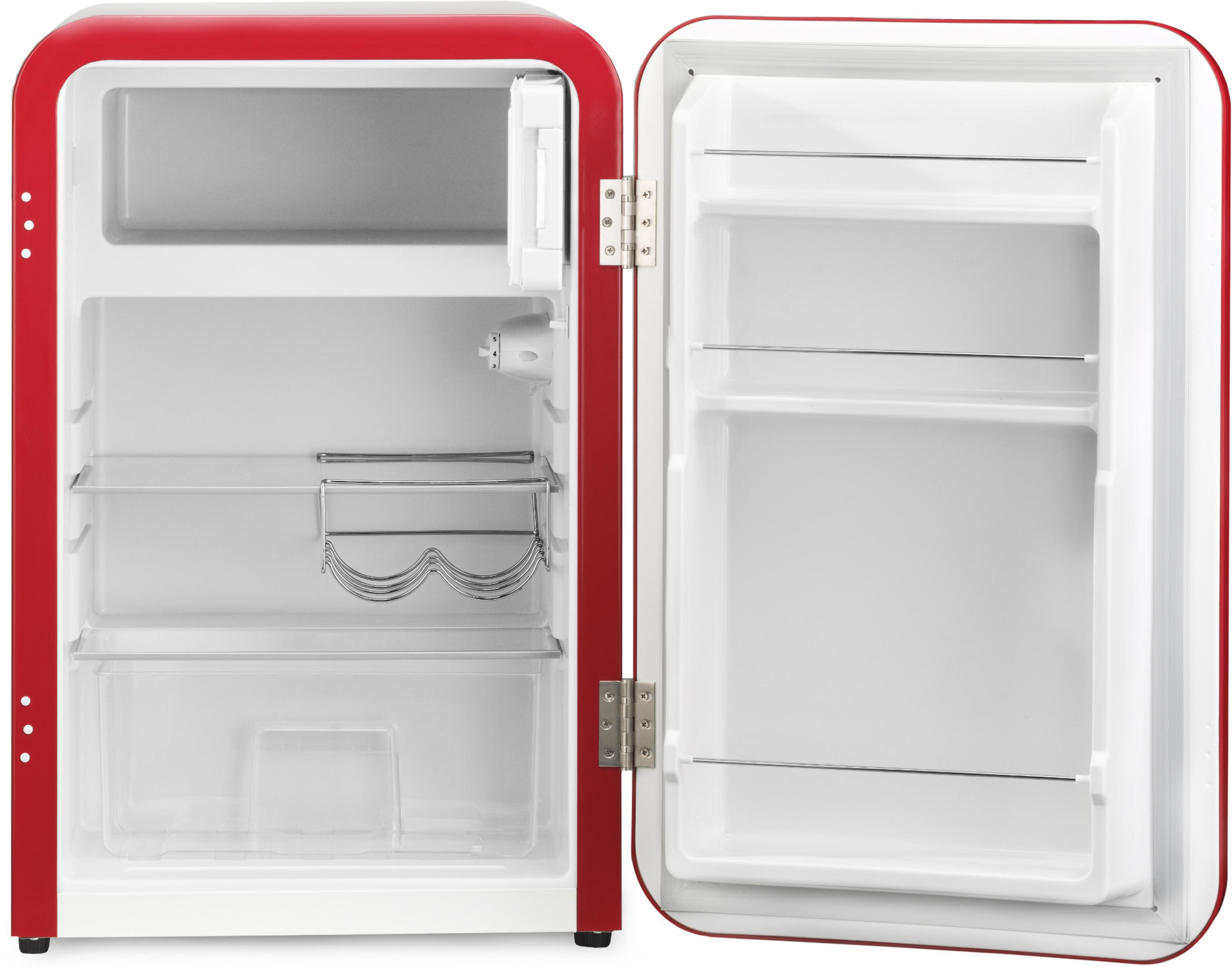 Un frigorifero rosso con la porta aperta, che mostra un interno vuoto con ripiani e cassetto.