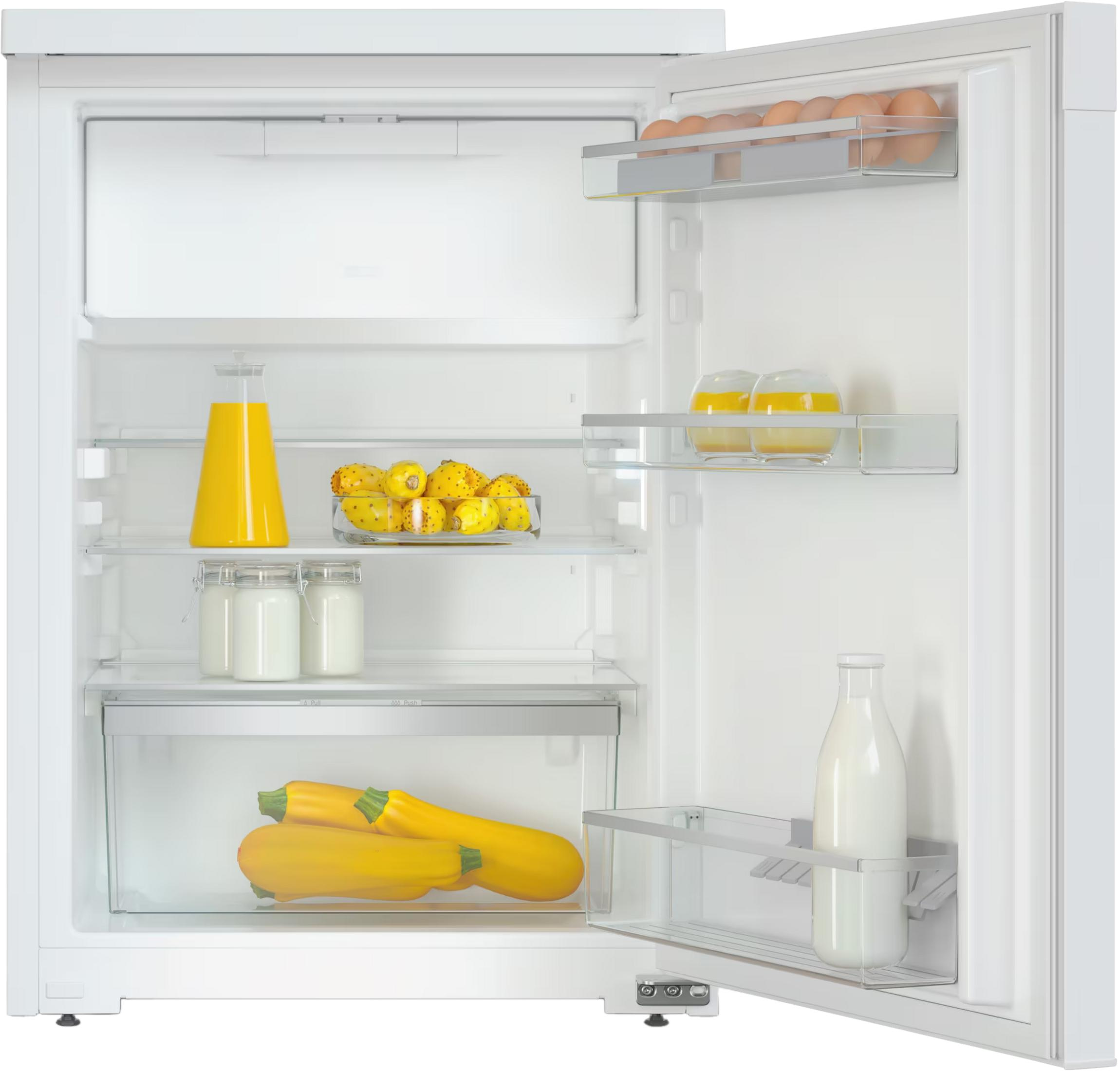 Offener Kühlschrank mit Eiern, Saft, Milch, Zucchini und Kaktusfeigen.